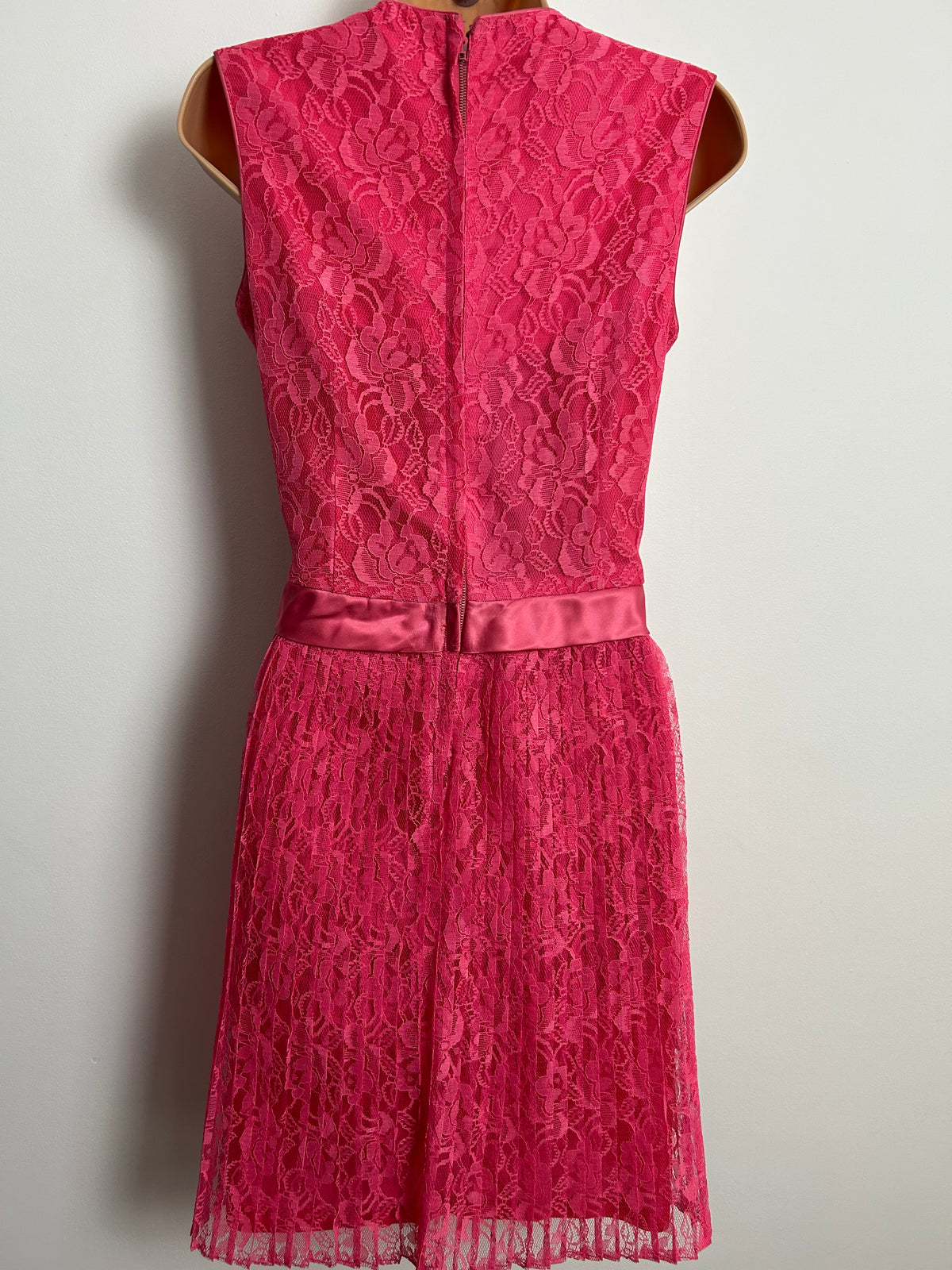 Vintage 1960s Size 8 Pink Lace Satin Bow Detail Pleated Shift Party Occasion Dress