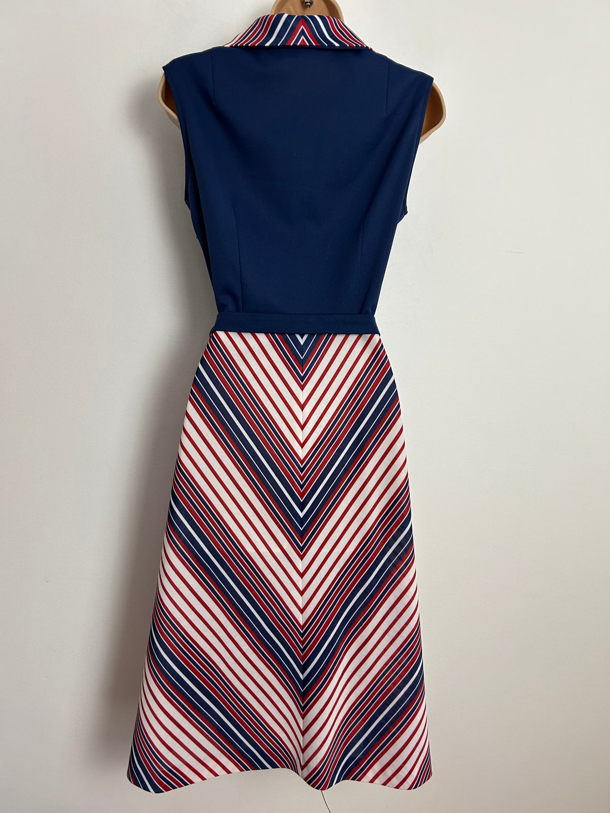 Vintage 1970s Size 12 Navy Blue Red & White Chevron Stripe Print Wide Collared Sleeveless Belted Mod Dress