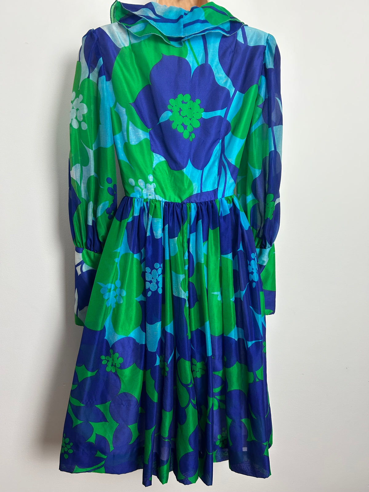 Vintage 1970s J.M. Martin Size 6 Beautiful Blue & Green Abstract Bold Floral Ruffle Trim Dress