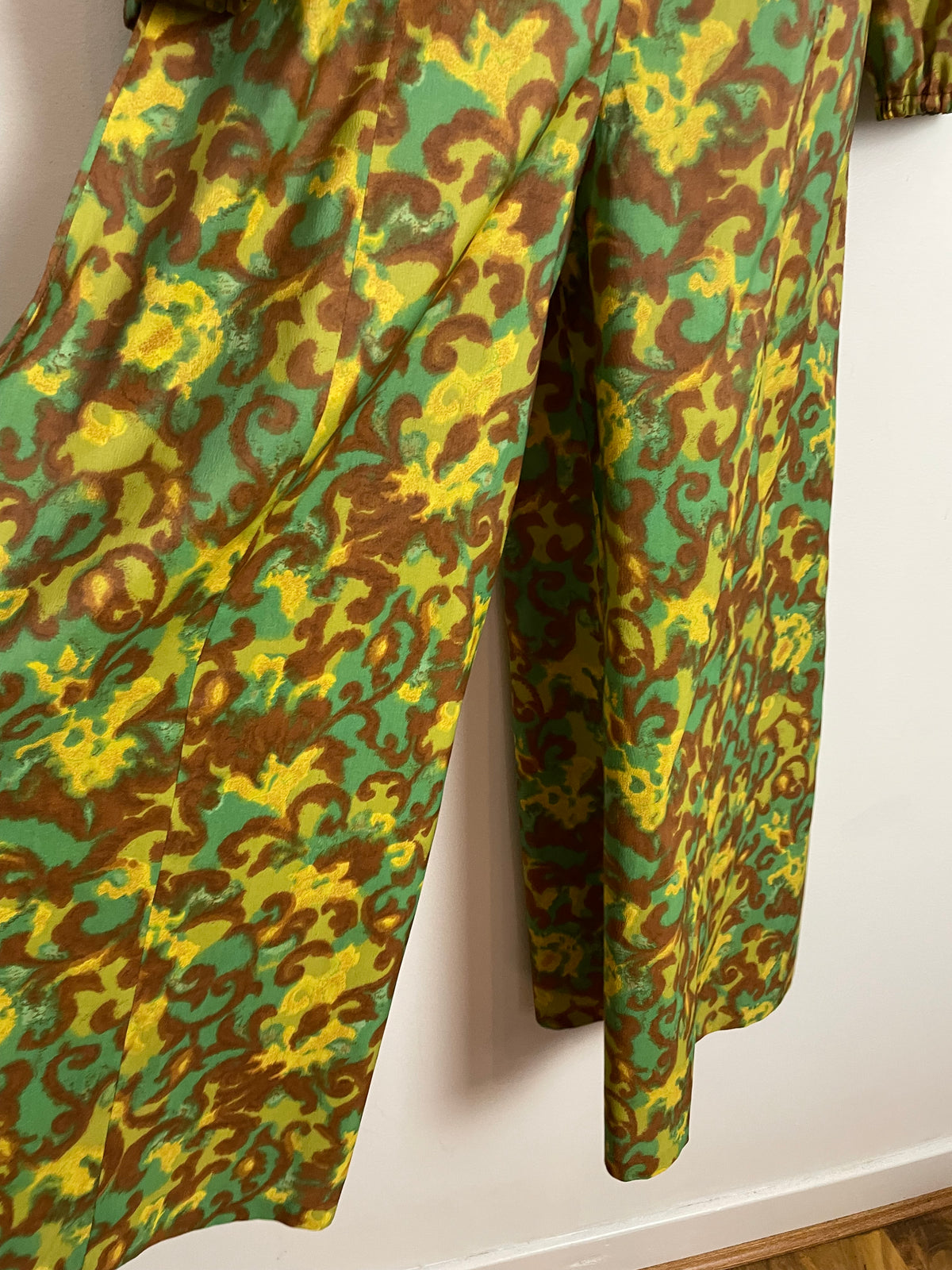 Vintage Late 1960s UK Size 10 Green Brown & Yellow Abstract Print Long Sleeve Wide Leg Keyhole Jumpsuit