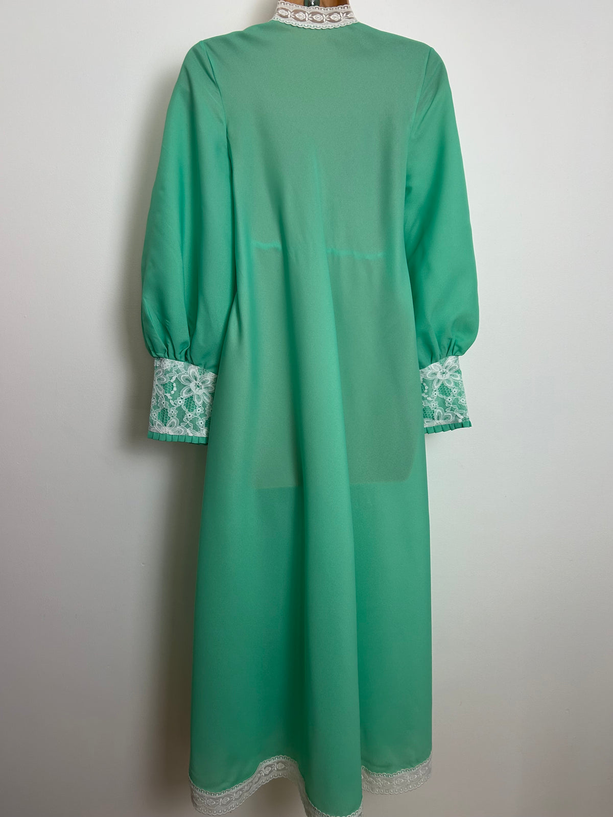 Vintage 1970s Size 6-8 Green & White Lace Trim Long Sleeve Peignoir Robe Housecoat