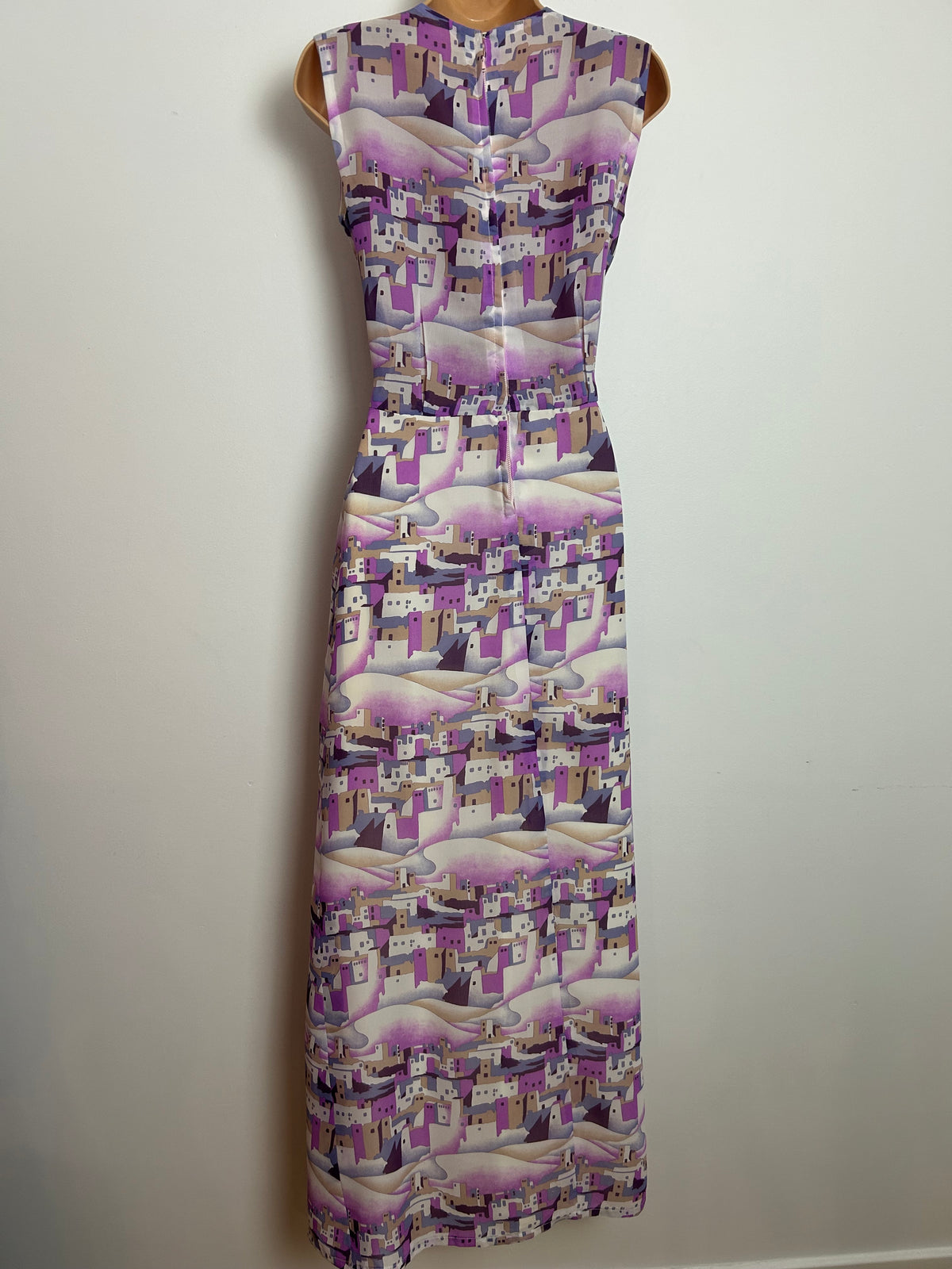 Vintage 1970s Size 8 White Pink & Violet Stylised Greek Village Print Chiffon Maxi Dress