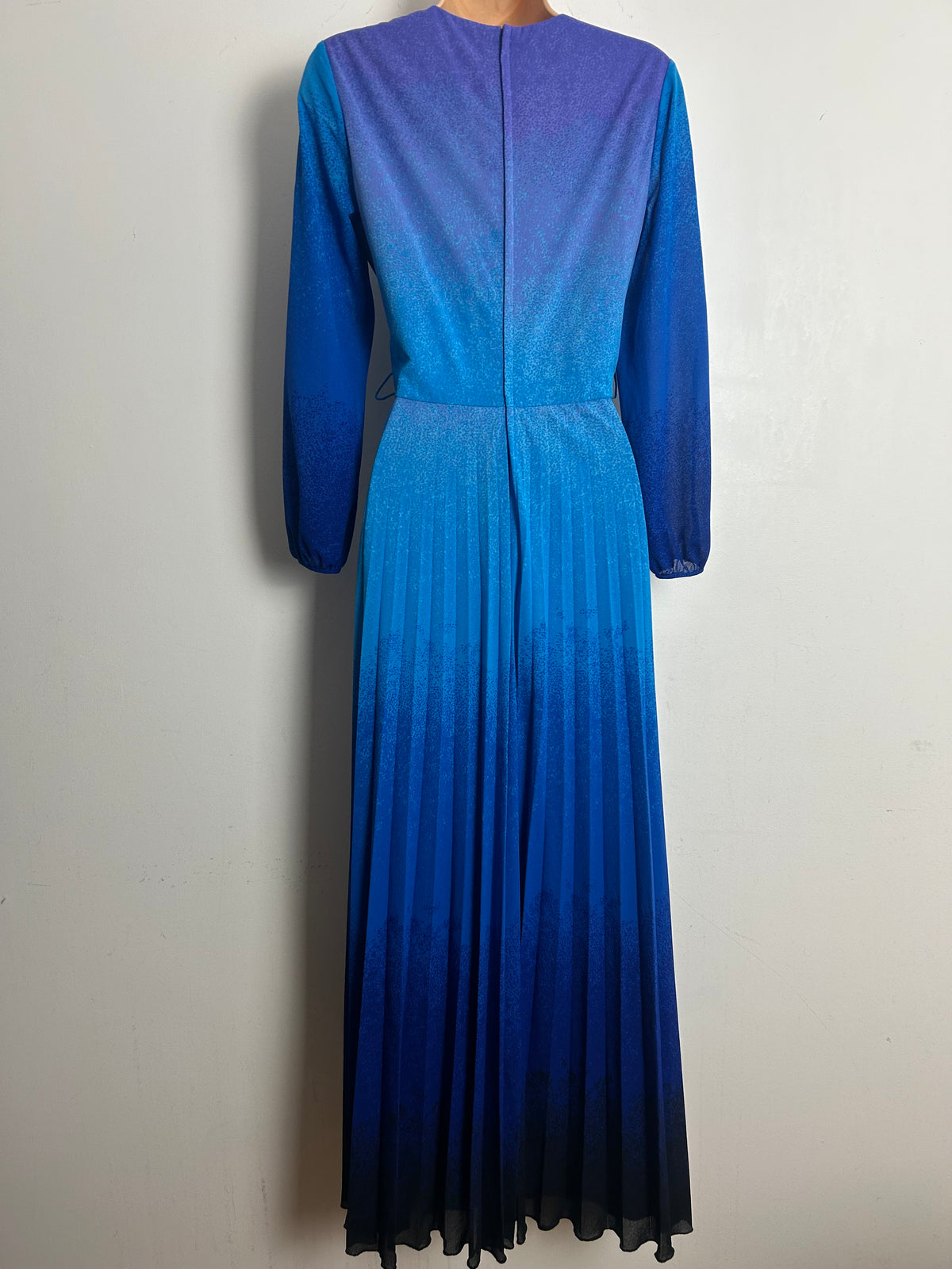 Vintage 1970s Size 10 Blue Tones Ombre Long Sleeve Pleated Maxi Dress
