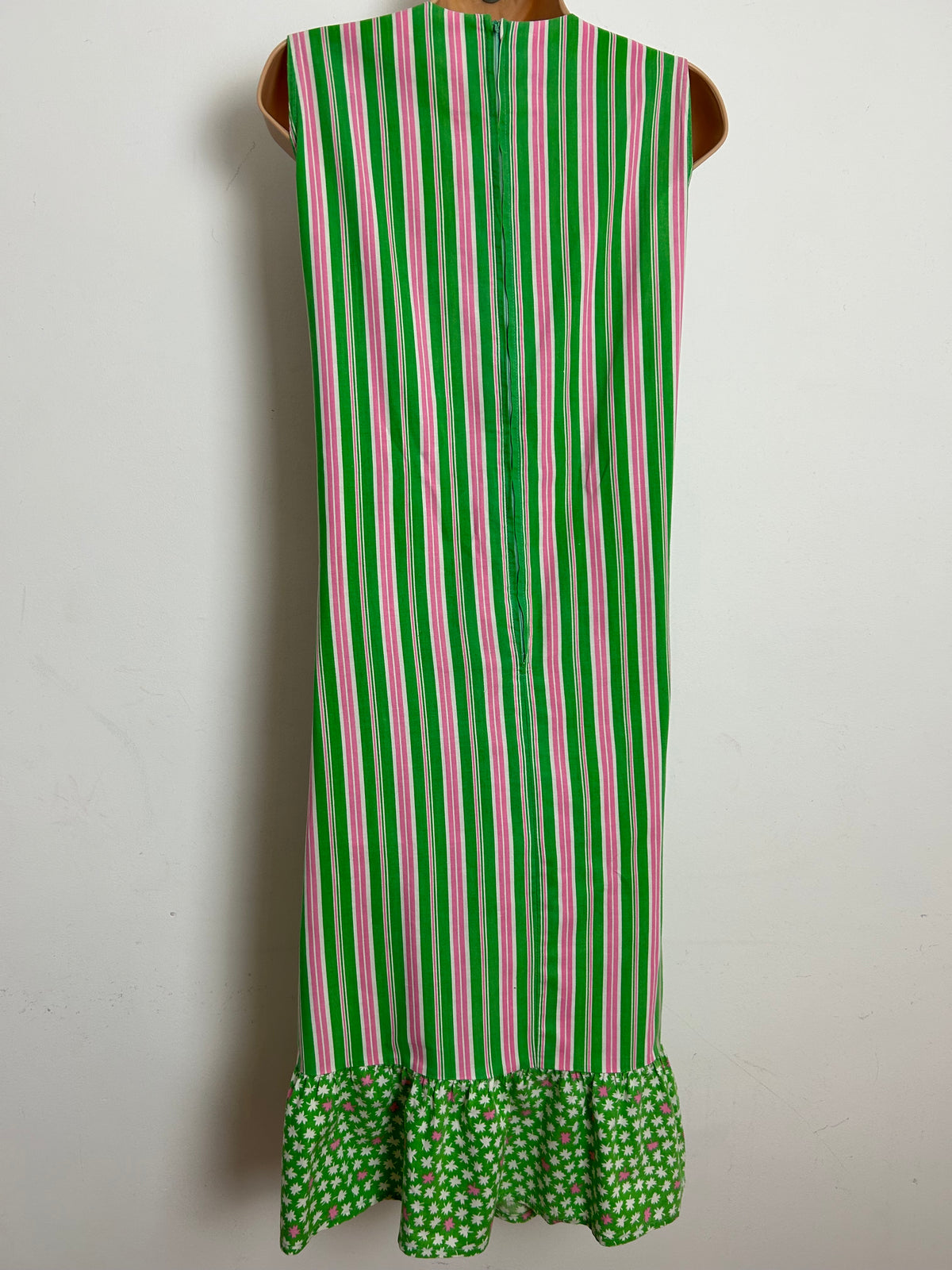 Vintage 1970s Size 10-12 Green & Pink Chevron Stripe & Leaf Print Cotton Button Detail Shift Dress