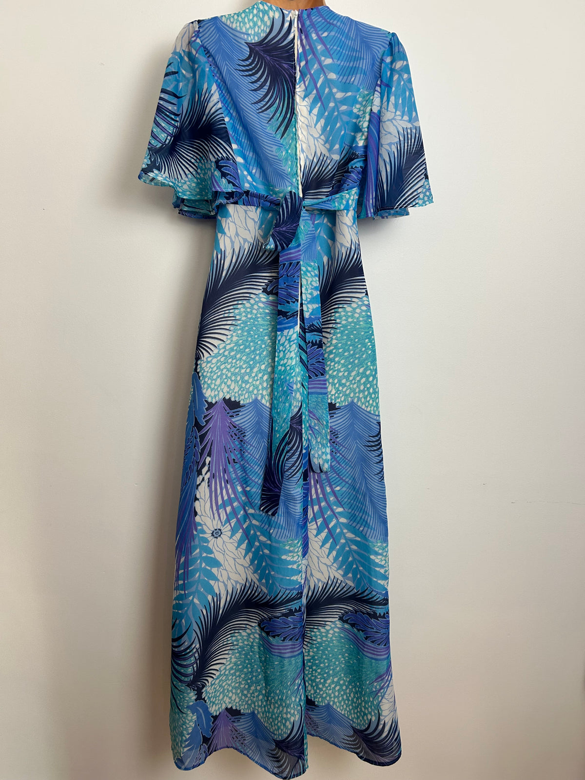 Vintage 1970s VERA MONT PARIS Size 8-10 Blue Tones Leaf Print Flutter Sleeve Tie Back Boho Maxi Dress