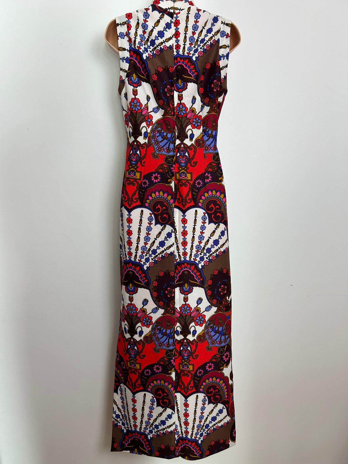 Vintage 1970s 8 Stunning Red White Brown & Blue Nouveau Inspired Print Sleeveless Column Maxi Dress