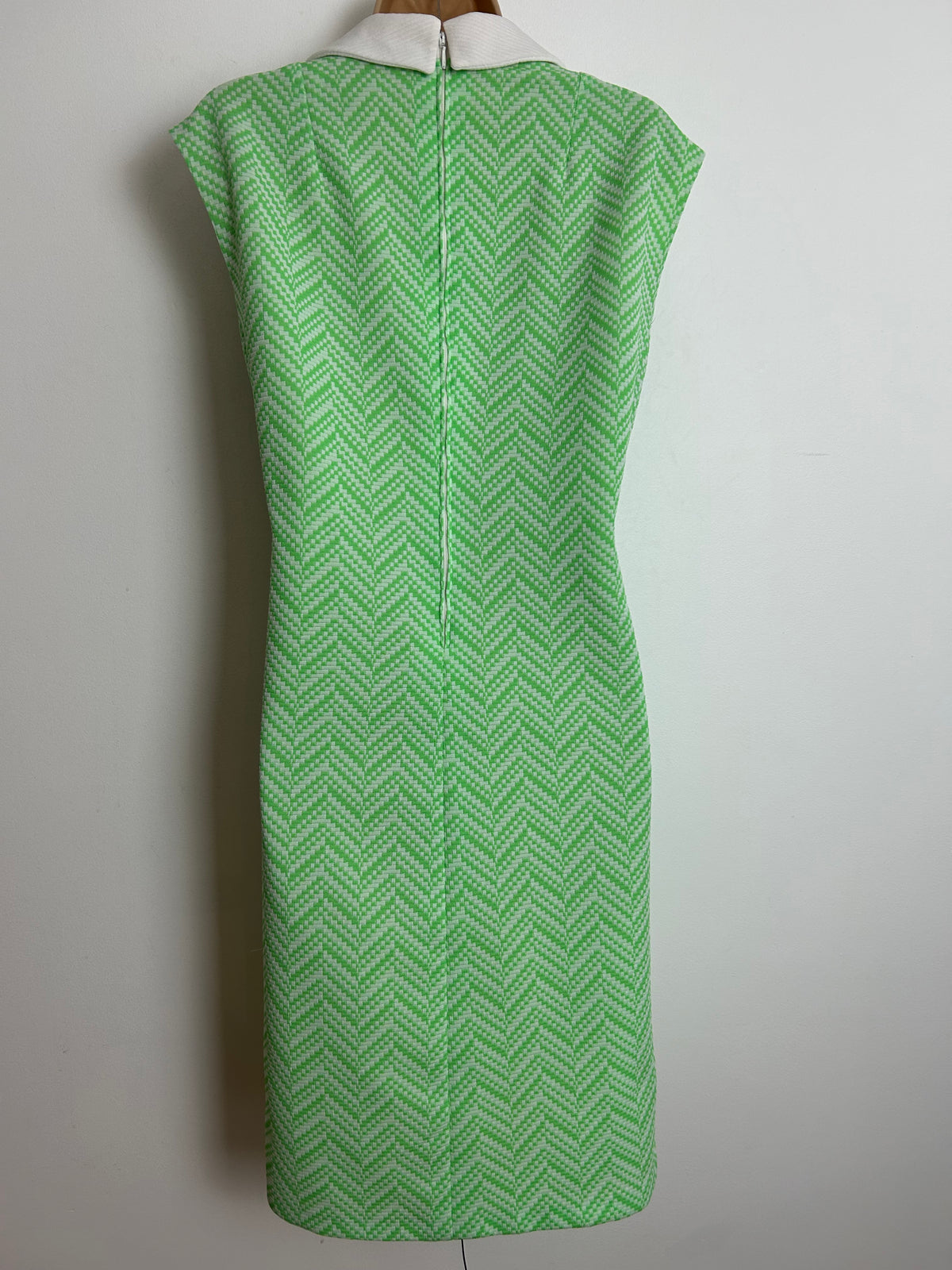 Vintage 1960s Size 14 Cute Green & White Chevron Stripe Pattern Sleeveless Mod Summer Shift Dress