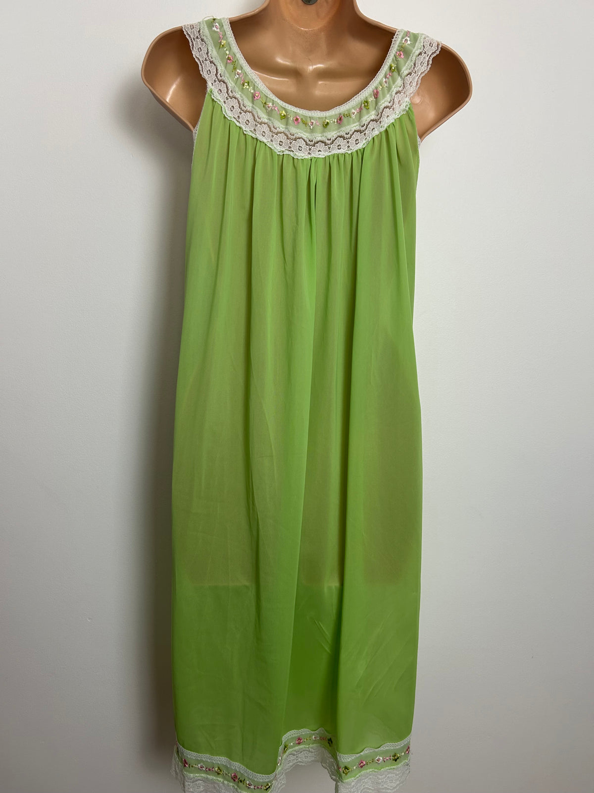 Vintage 1970s Size 10-12 Lime Green Lace & Embroidered Detailing Slip Style Nightie