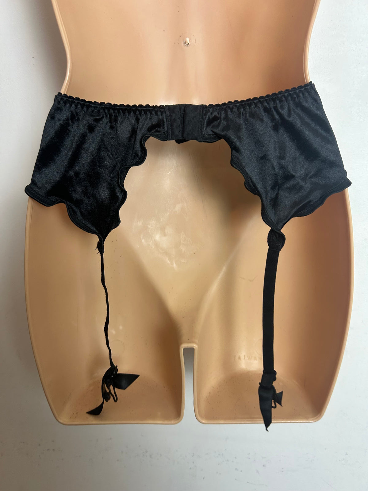 Vintage 1990s Size 8-10 CHARME Black Lace Suspender Belt
