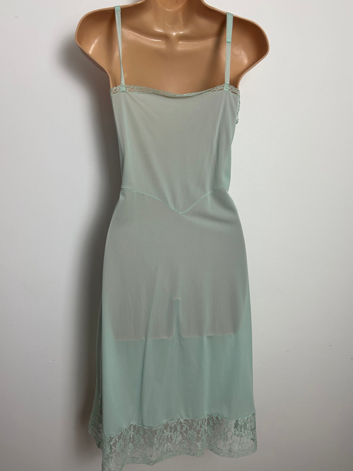Vintage 1970s Size 8-10 Pale Mint Green Lace Panels Nylon Slip