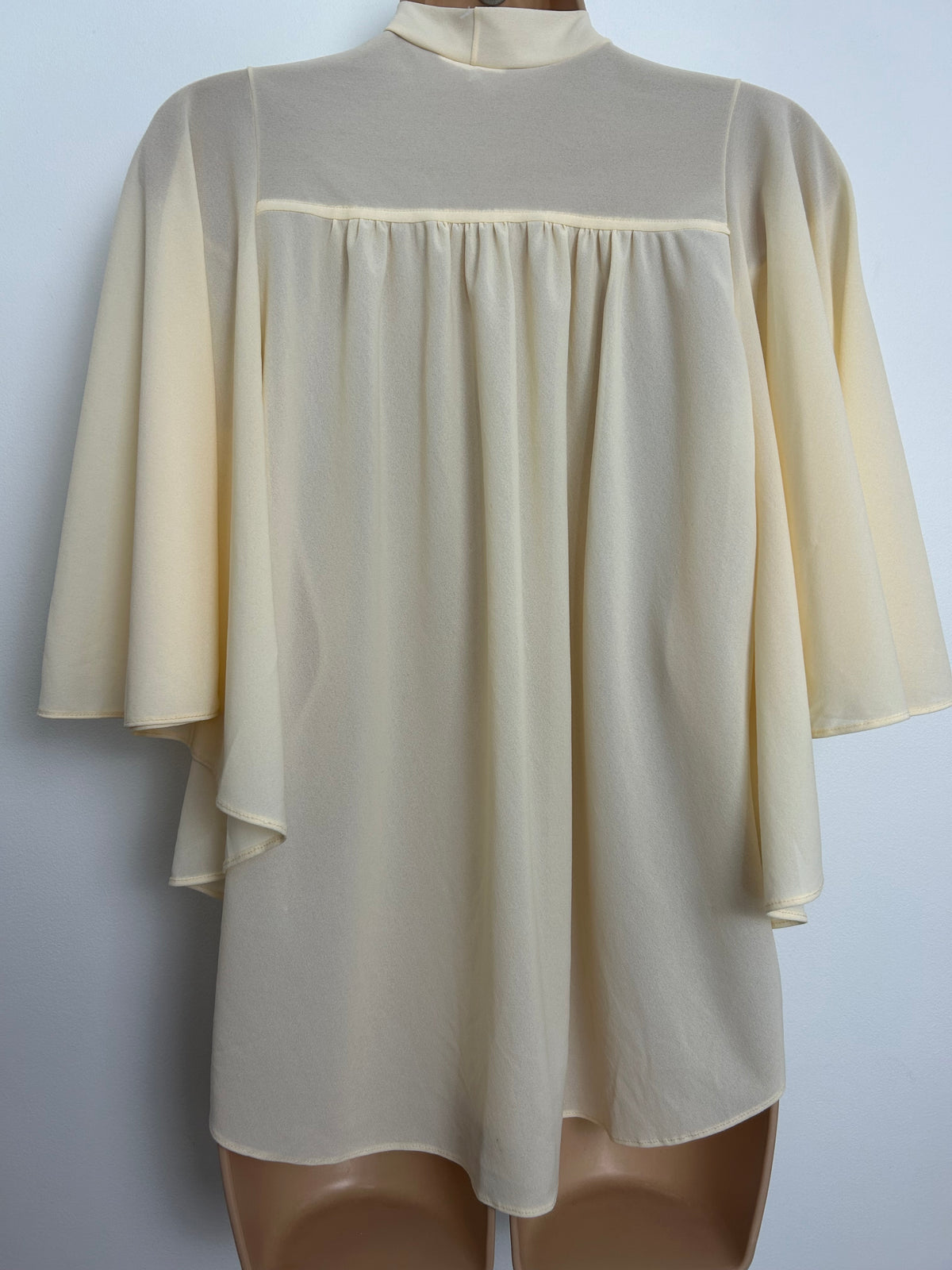 Vintage 1970s Size 10 Cream Pussy Bow Flutter Sleeve Blouse/Top