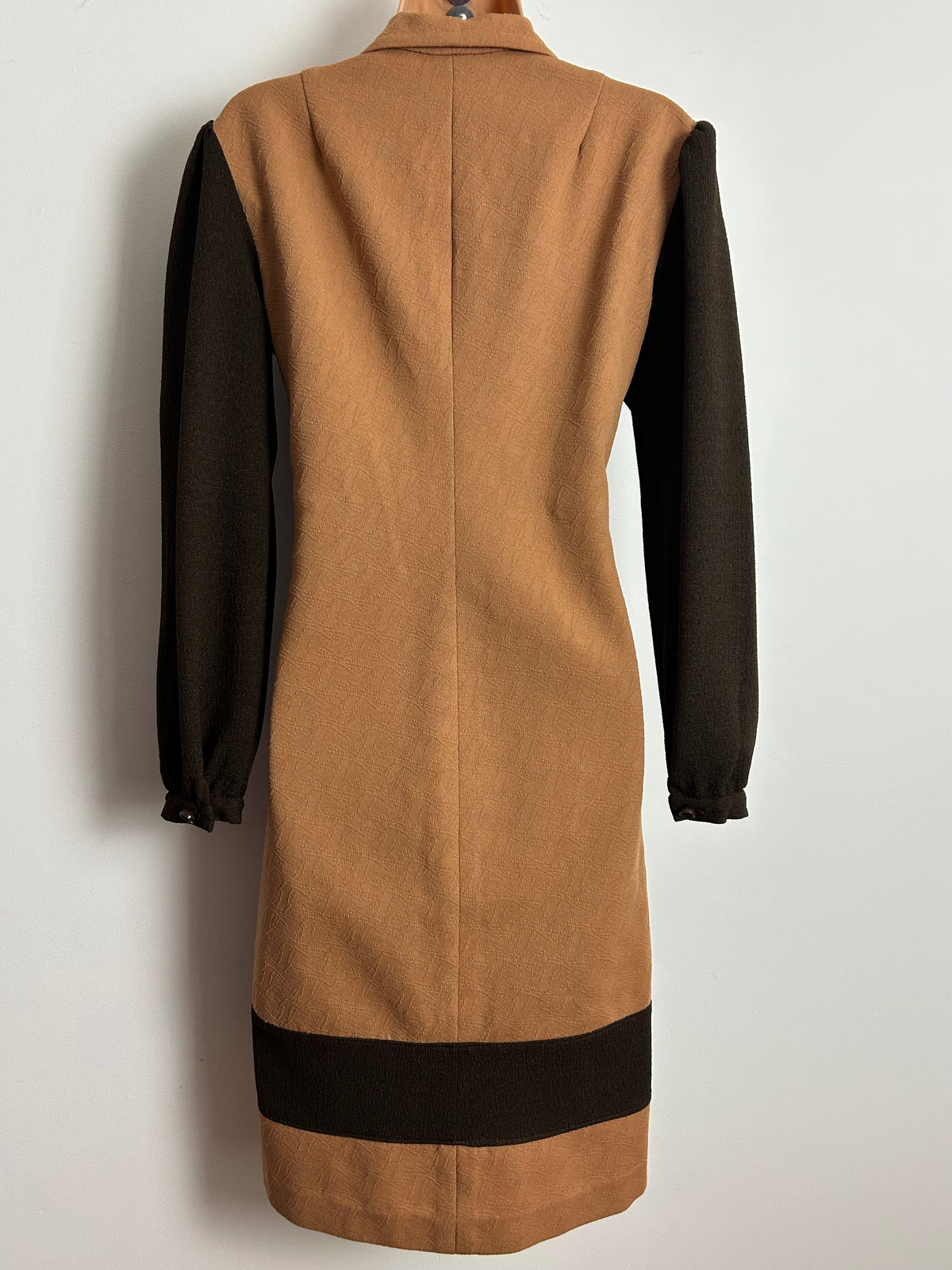 Vintage 1960s Size 12 Camel & Dark Brown Contrast Long Sleeve Crimplene Mod Shift Dress