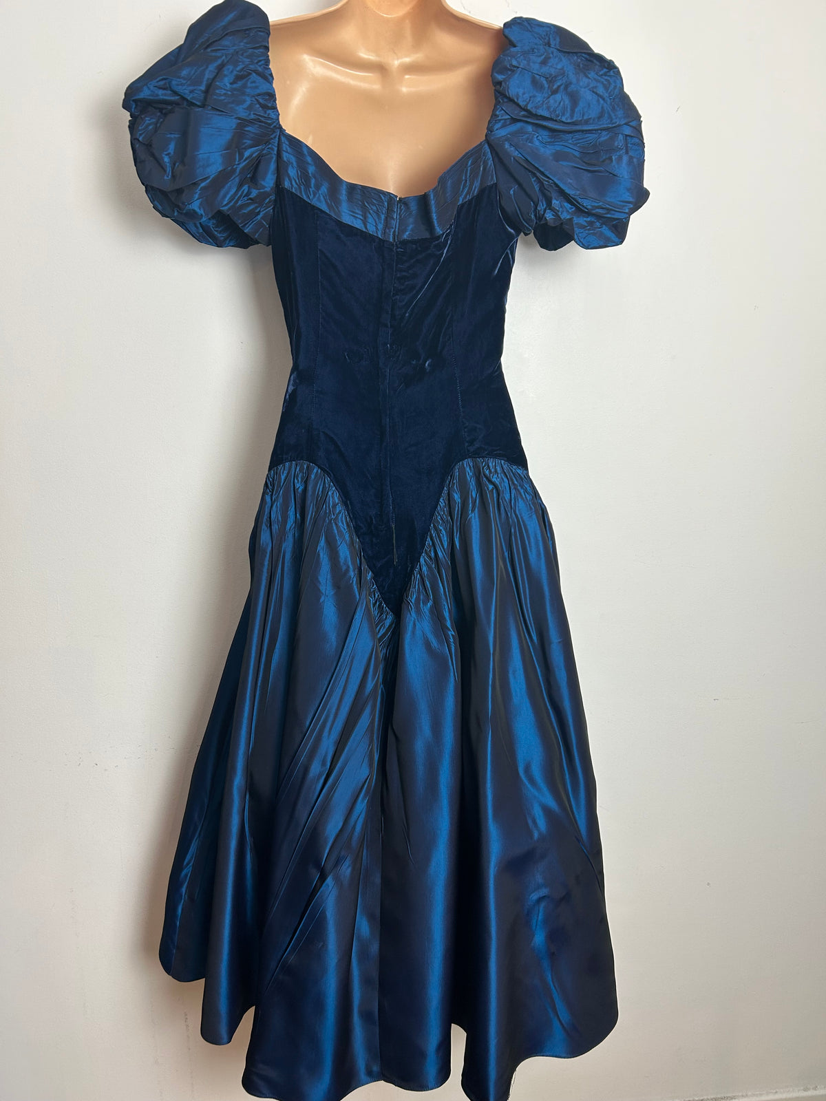 American Vintage Extreme 1980s Size 8 Midnight Blue Velvet & Taffeta Puffed Shoulder Party Prom Dress