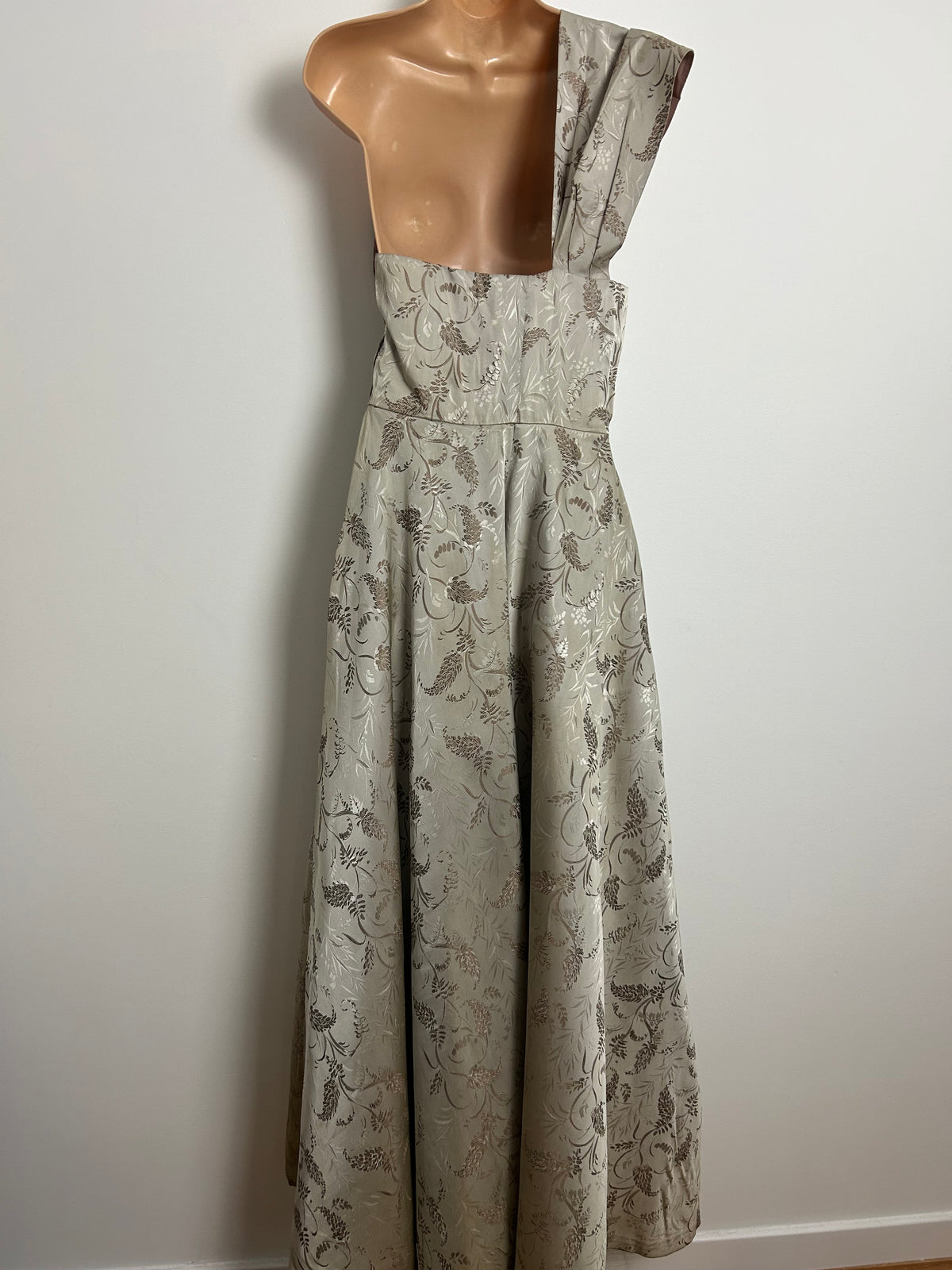Vintage Early 1950s JOHN SELBY Size 8 Beautiful Silvery Grey & Brown Leaf Print One Shoulder Ballgown