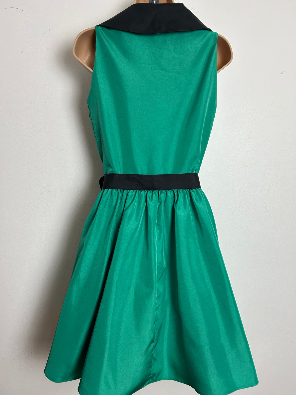 Vintage 1980s VERA MONT Size 8 Green & Black Collared Belted Xmas Party Prom Style Dress