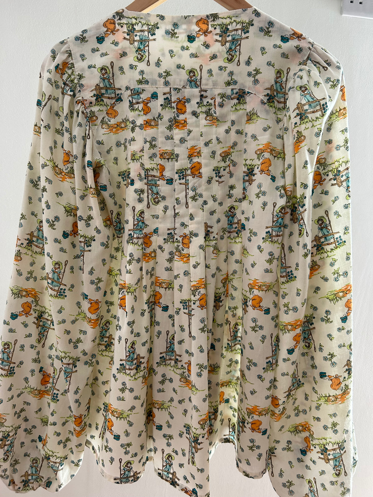 Vintage 1970s ALAN GILBEY UK Size 6-8 Cream Novelty Print Long Sleeve Pleated Smock Style Top