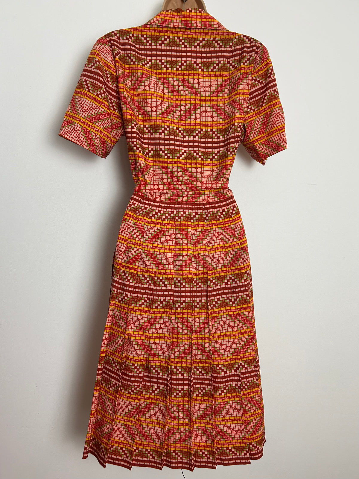 Vintage 1970s Size 14 Red Green & Yellow Abstract Geo Print Belted Pleated Mod Day Dress