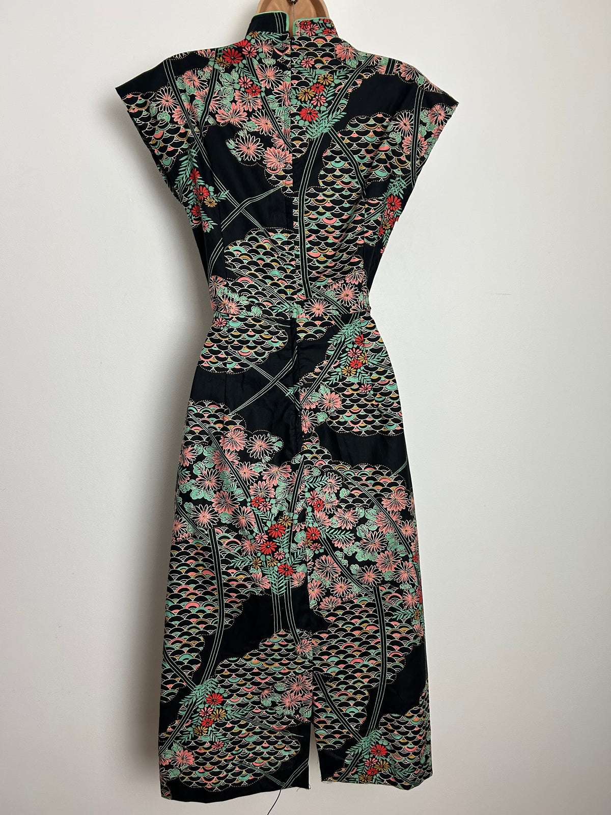 Vintage 1970s Size 6 Pretty Black Pink & Mint Green Japanese Print Cotton Day Dress