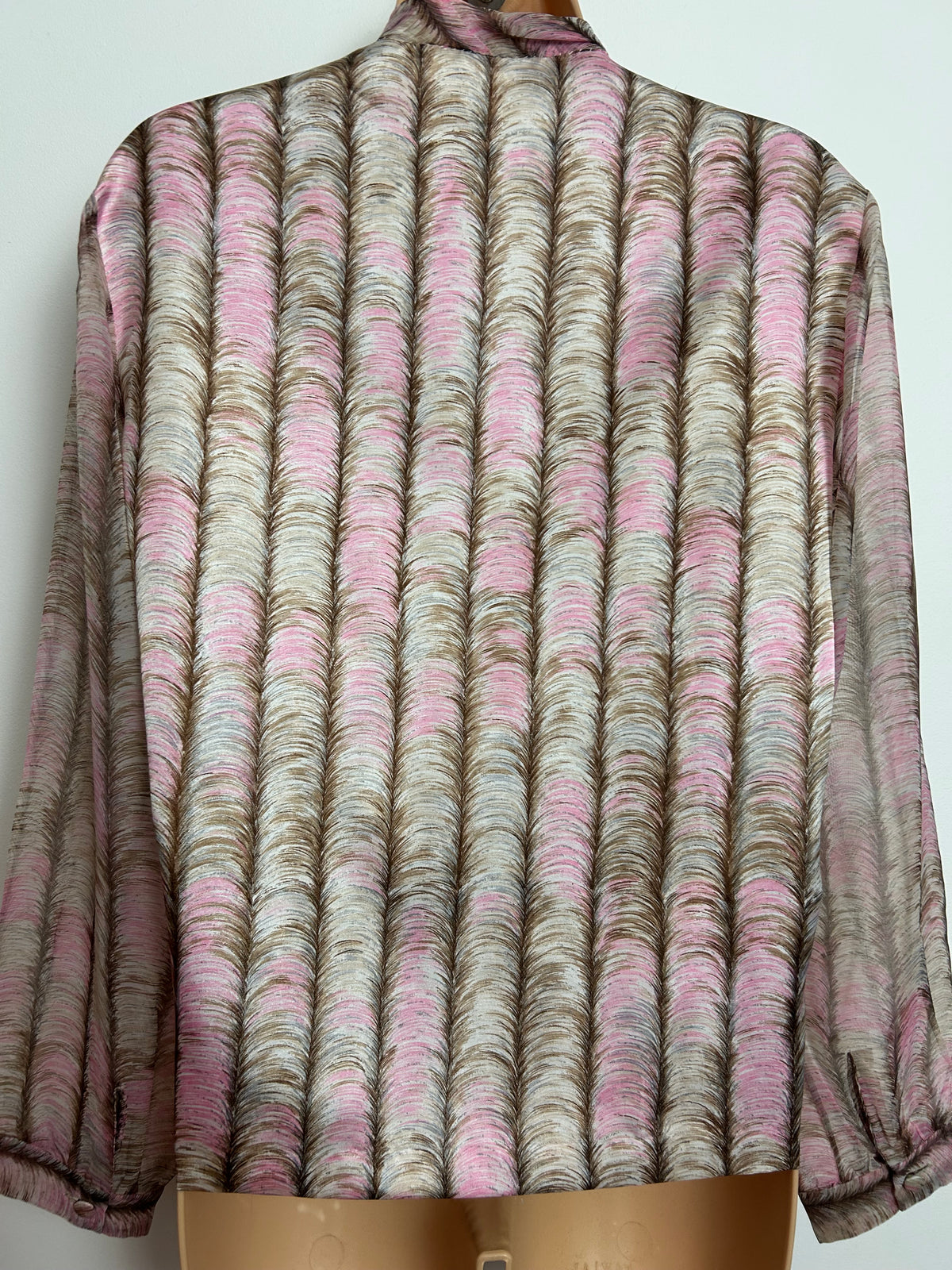 Vintage Early 1980s Size 14-16 Pink Brown & Off White Scallop Print Pussy Bow Long Sleeve Blouse