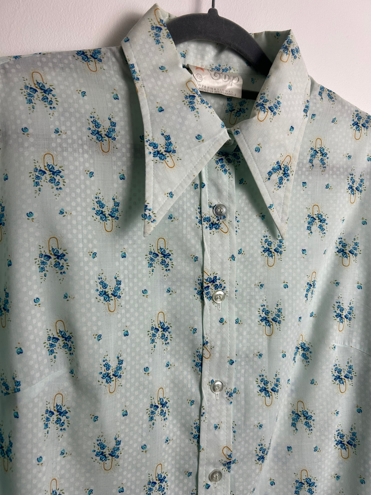 Vintage 1970s Size 16 Pale Blue Flowers & Vase Print Cotton Mix Long Sleeve Dagger Collar Shirt
