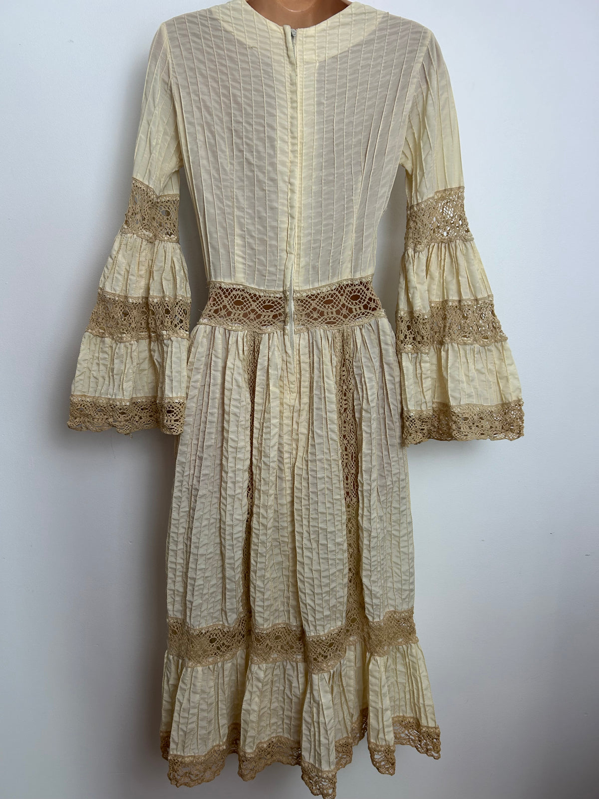 Vintage 1970s Size 6 Cream Cotton Pintuck Pleated & Lace Detailing Mexican Prairie Boho Midi Dress