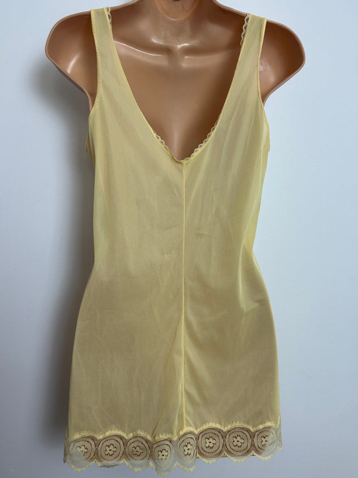 Vintage 1960s Size 8 Pretty Lemon Lace Detail Nylon Knee Length Slip