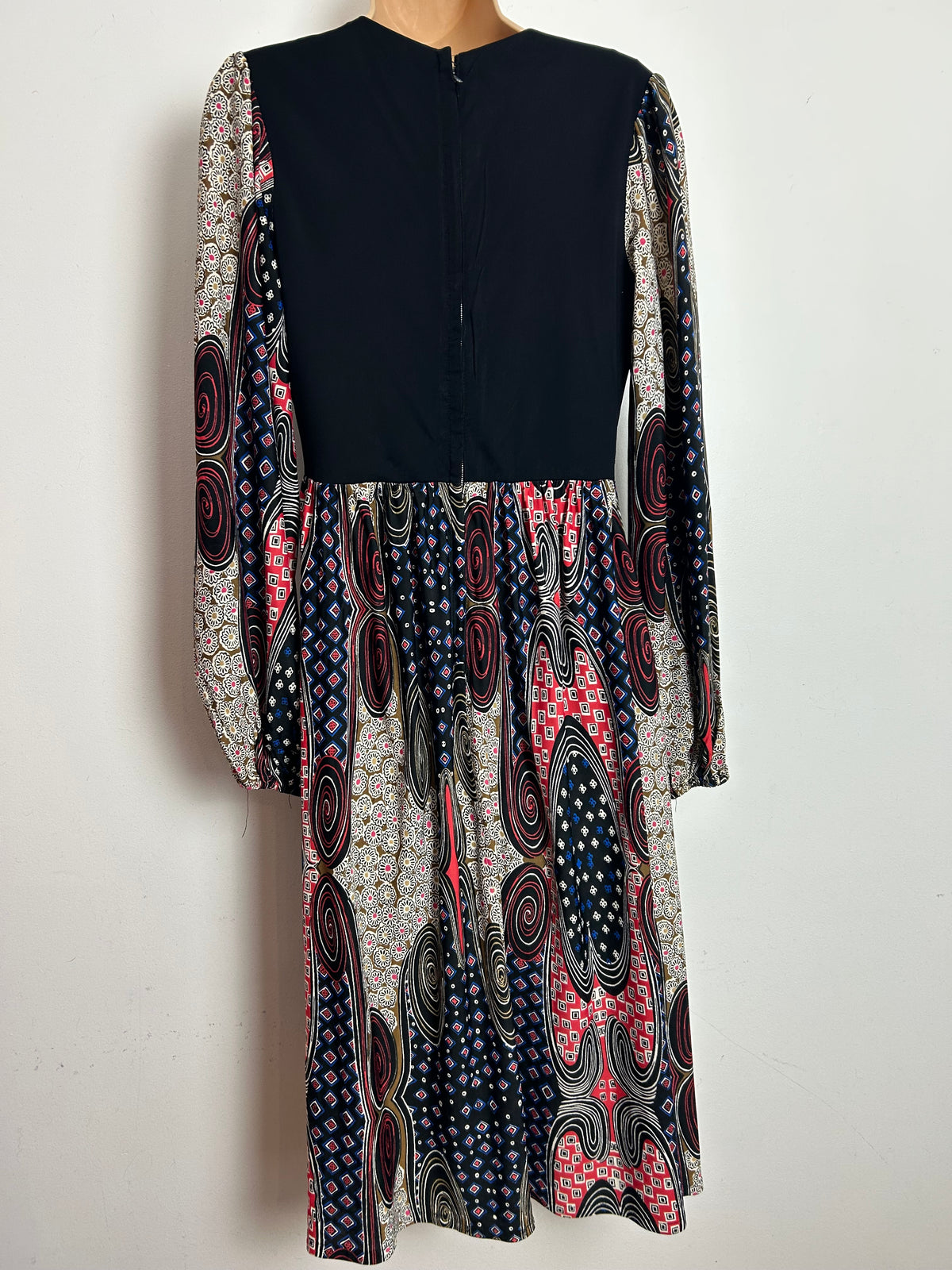 Vintage 1970s SHELANA Size 6-8 Black Red Brown & White Abstract Print Open Front Triple Tie Midi Dress