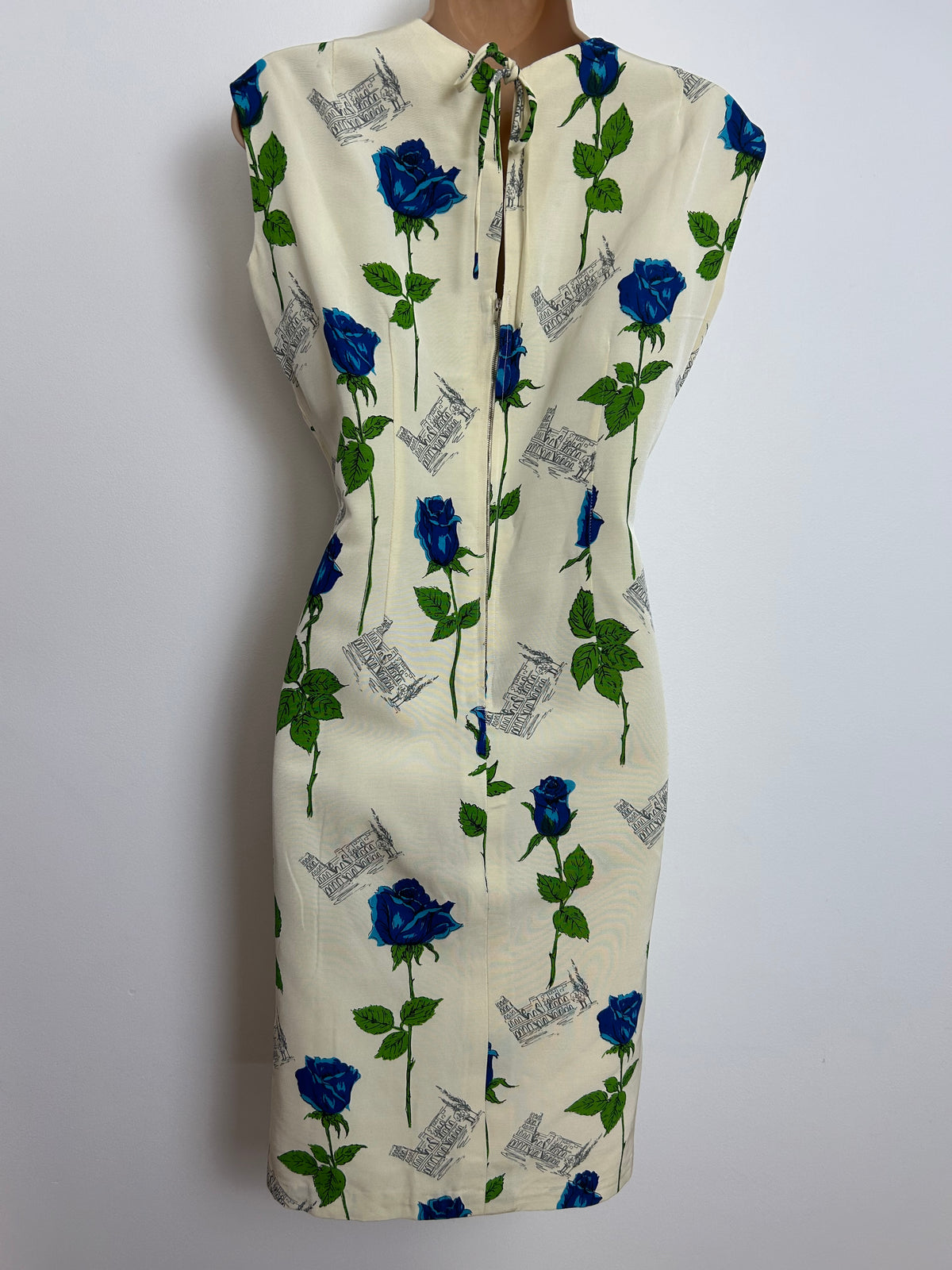 Vintage Early 1960s Size 14 Cream Blue & Grey Rose & Colosseum Novelty Print Wiggle Dress