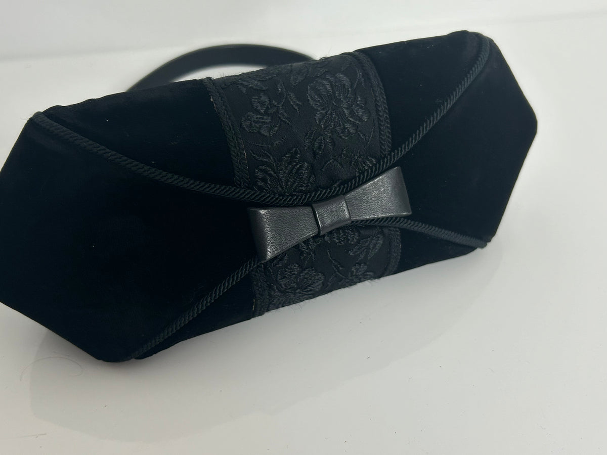 Vintage 1950s Beautiful Black Velvet & Floral Embroidered Bow Bottom Cocktail Evening Bag
