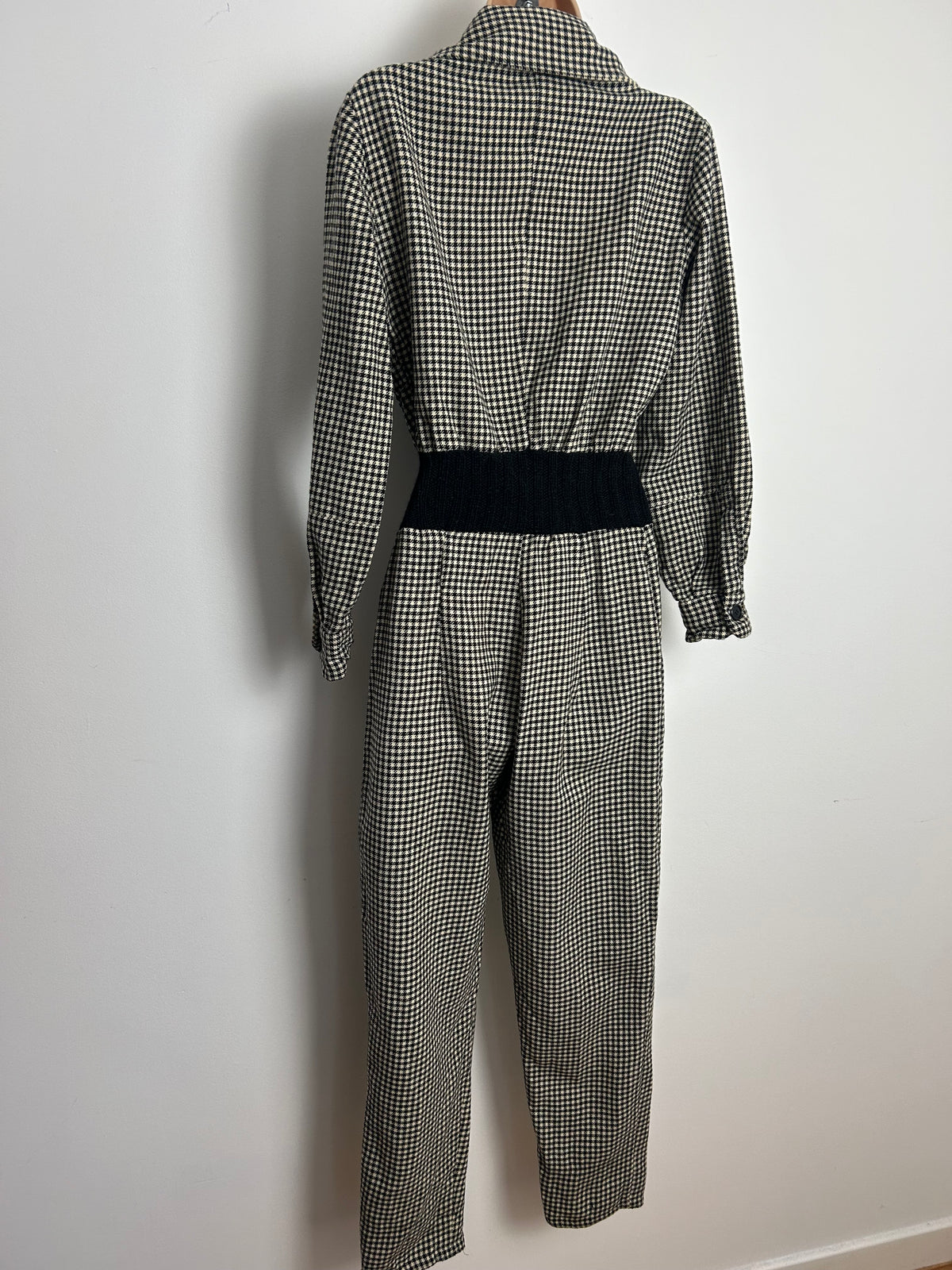 Vintage 1980s Size 12 Black & Beige Dogtooth Check Wool Mix Zip Front Long Sleeve Jumpsuit