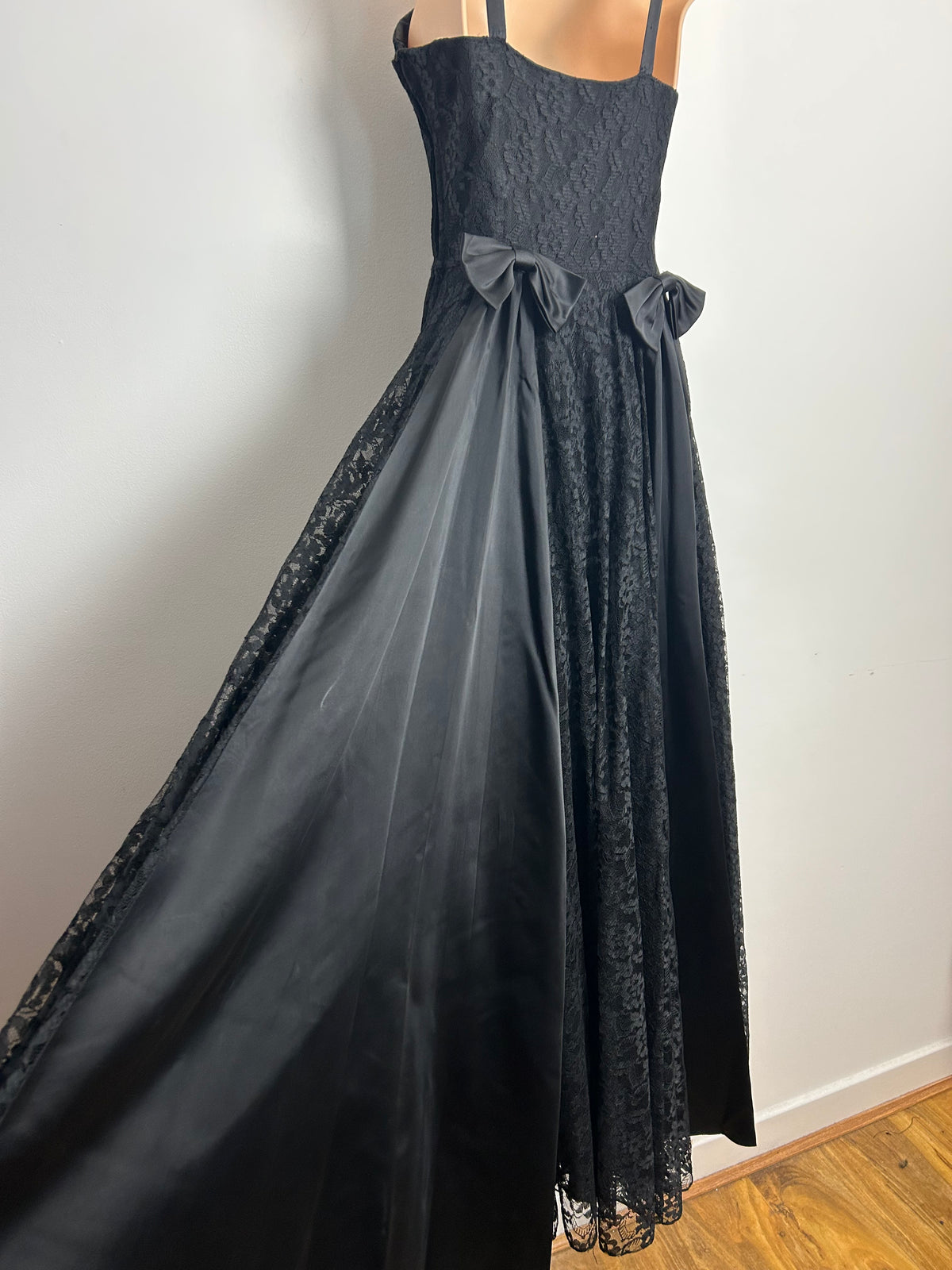 Vintage Late 1950s BLANES Size 8 Beautiful Lace Bow Back Detail Evening Occasion Ballgown