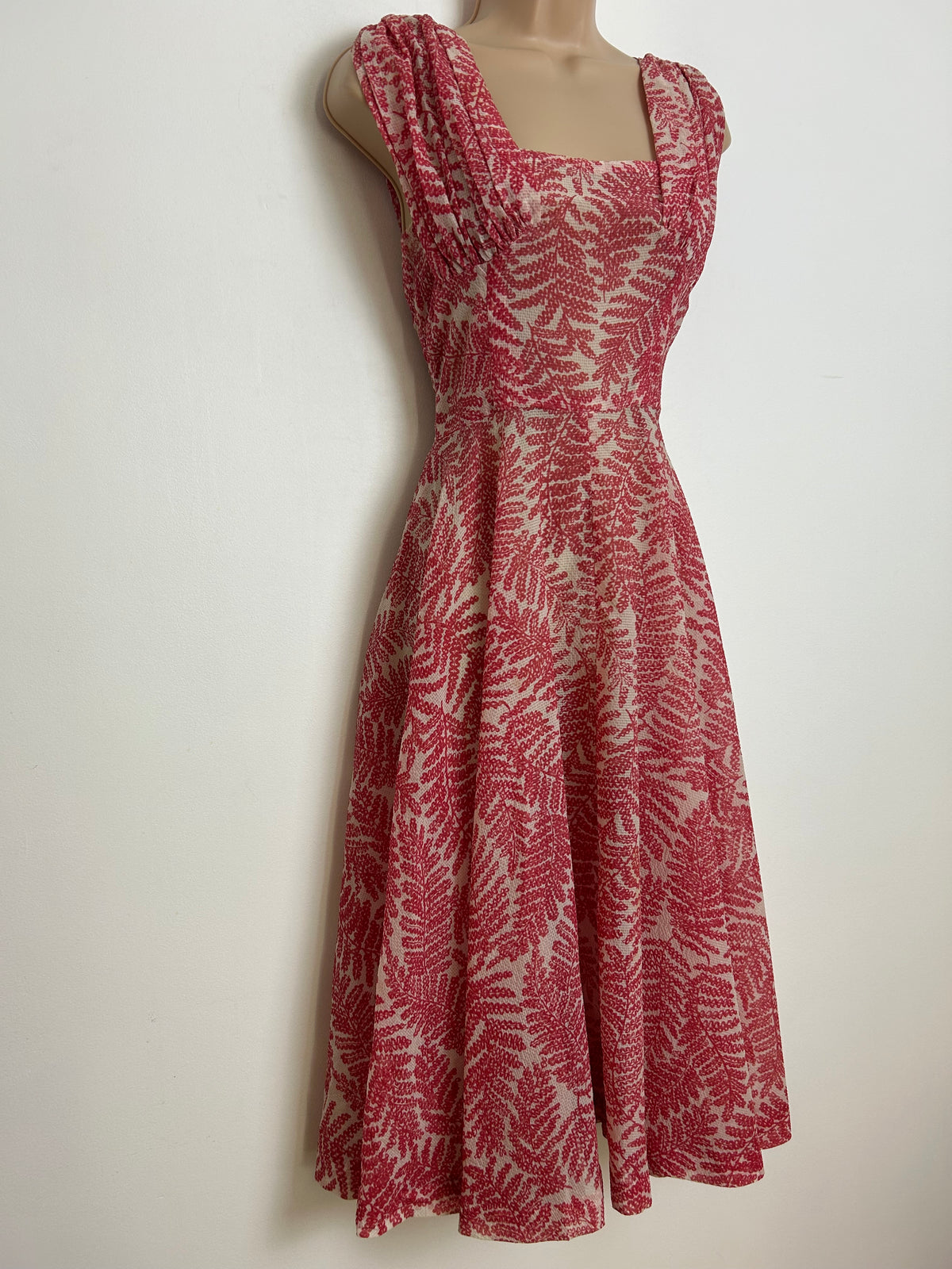 Vintage 1950s Size 6 Red & White Leaf Print Nylon Summer Garden Party Dress