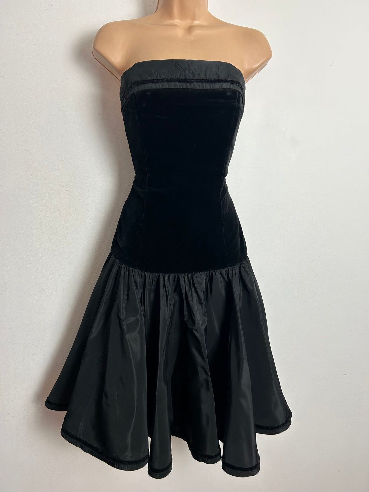 Vintage 1980s LAURA ASHLEY Size 6-8 (Size 12 On Label) Black Velvet & Taffeta Strapless Bow Back Party Dress