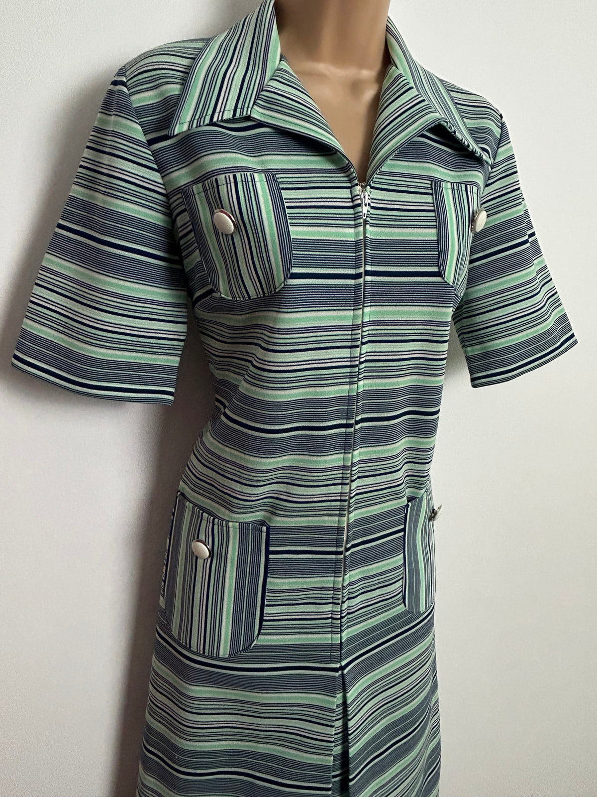 Vintage 1970s MISS JEANNIE Size 14 Navy Blue Green & White Stripe Print Pocket Detail Zip Front Shift Mod Dress