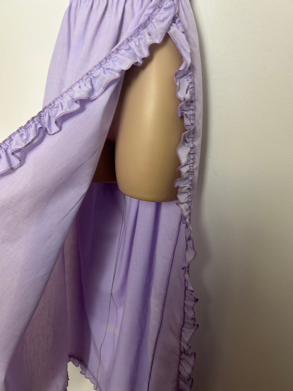 Vintage 1970s Size 10 Pale Lilac White Lace Trim Mock Ruffle Trim Cotton Mix Nightdress