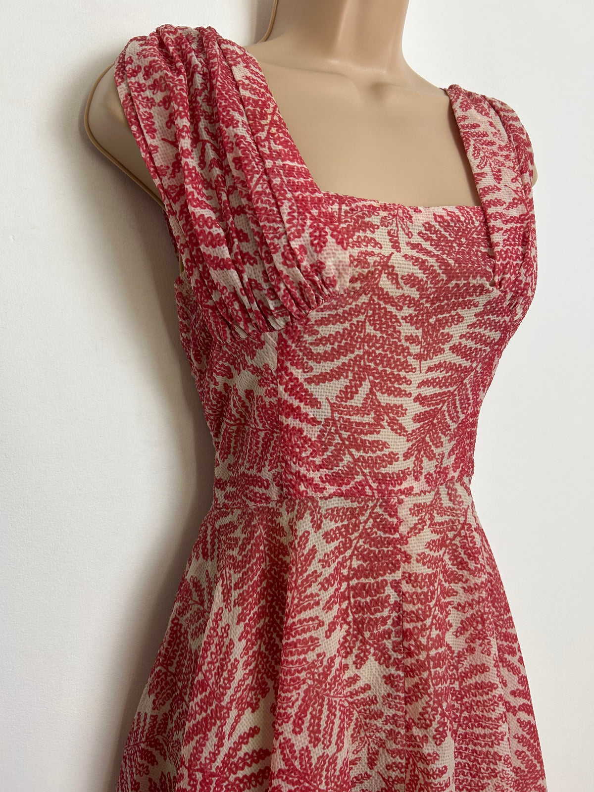 Vintage 1950s Size 6 Red & White Leaf Print Nylon Summer Garden Party Dress