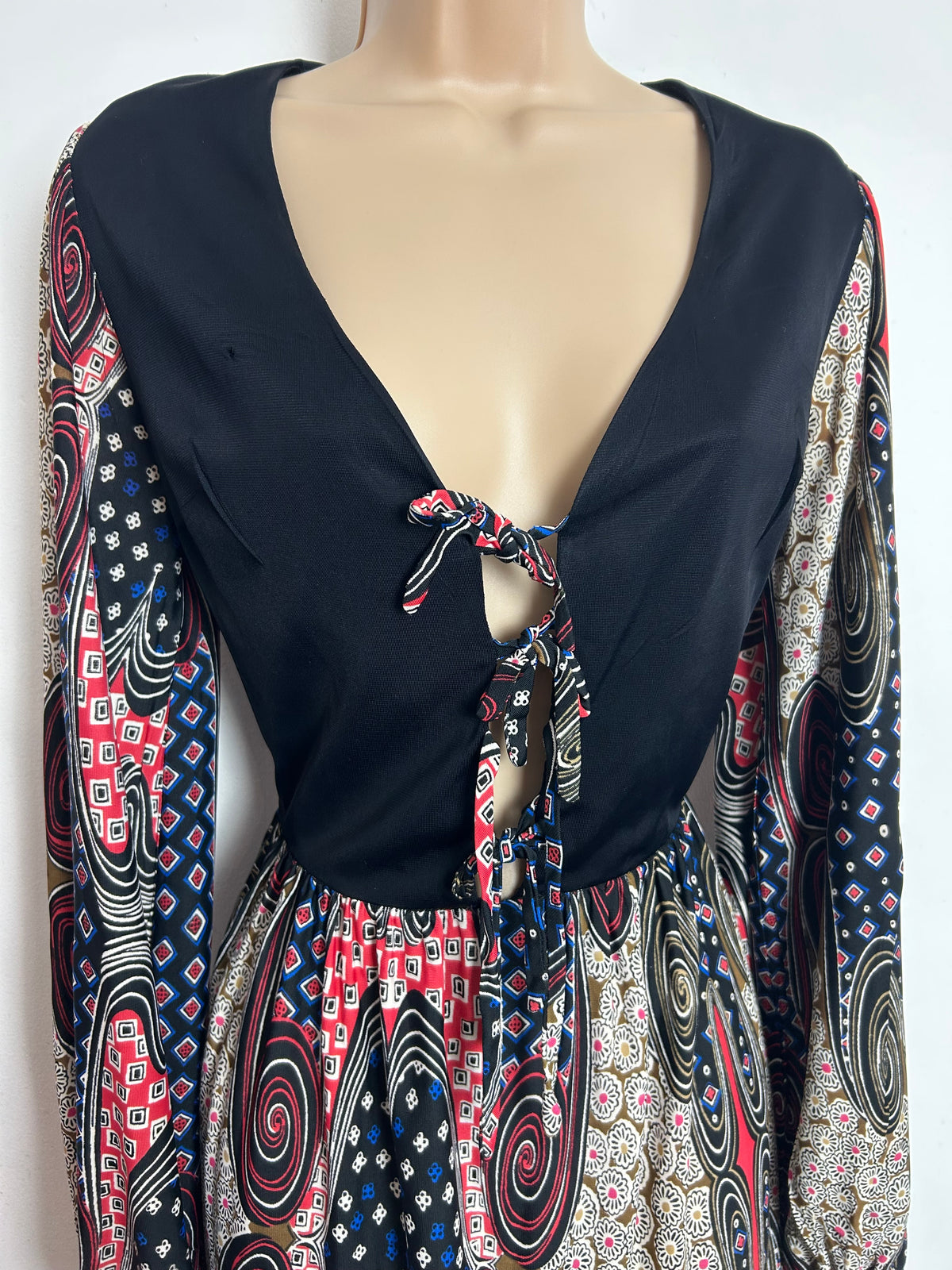 Vintage 1970s SHELANA Size 6-8 Black Red Brown & White Abstract Print Open Front Triple Tie Midi Dress