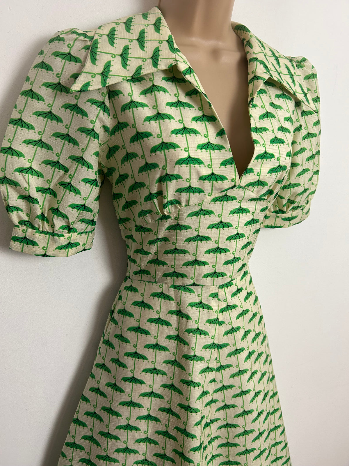 Vintage 1970s UK Size 8 Cute Cream & Green Umbrella Novelty Print Dagger Collar Fit & Flare Dress