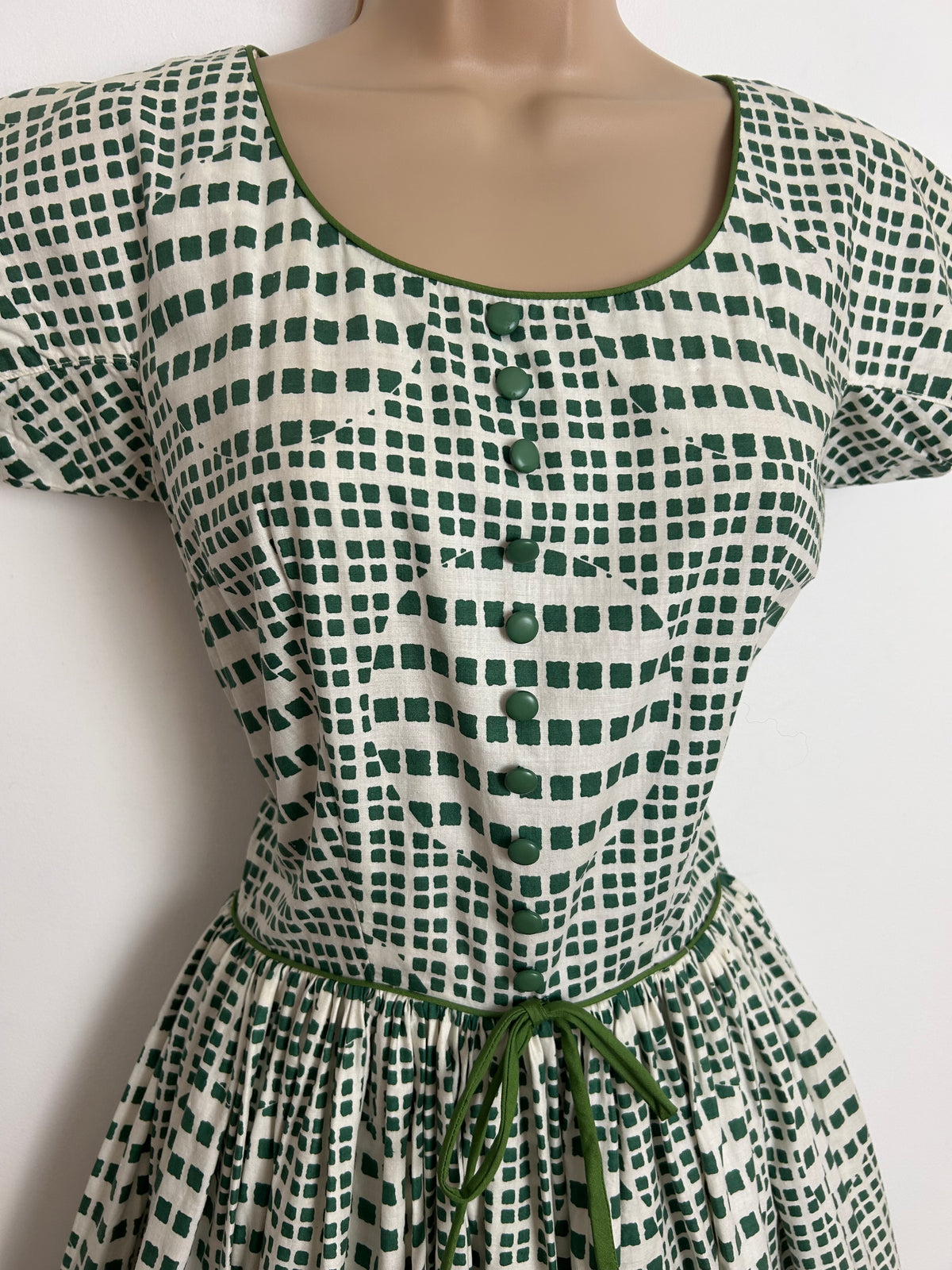 Vintage 1950s CALIFORNIA COTTONS Size 6 White & Green Check Print Bow Detail Gather Pleated Dress