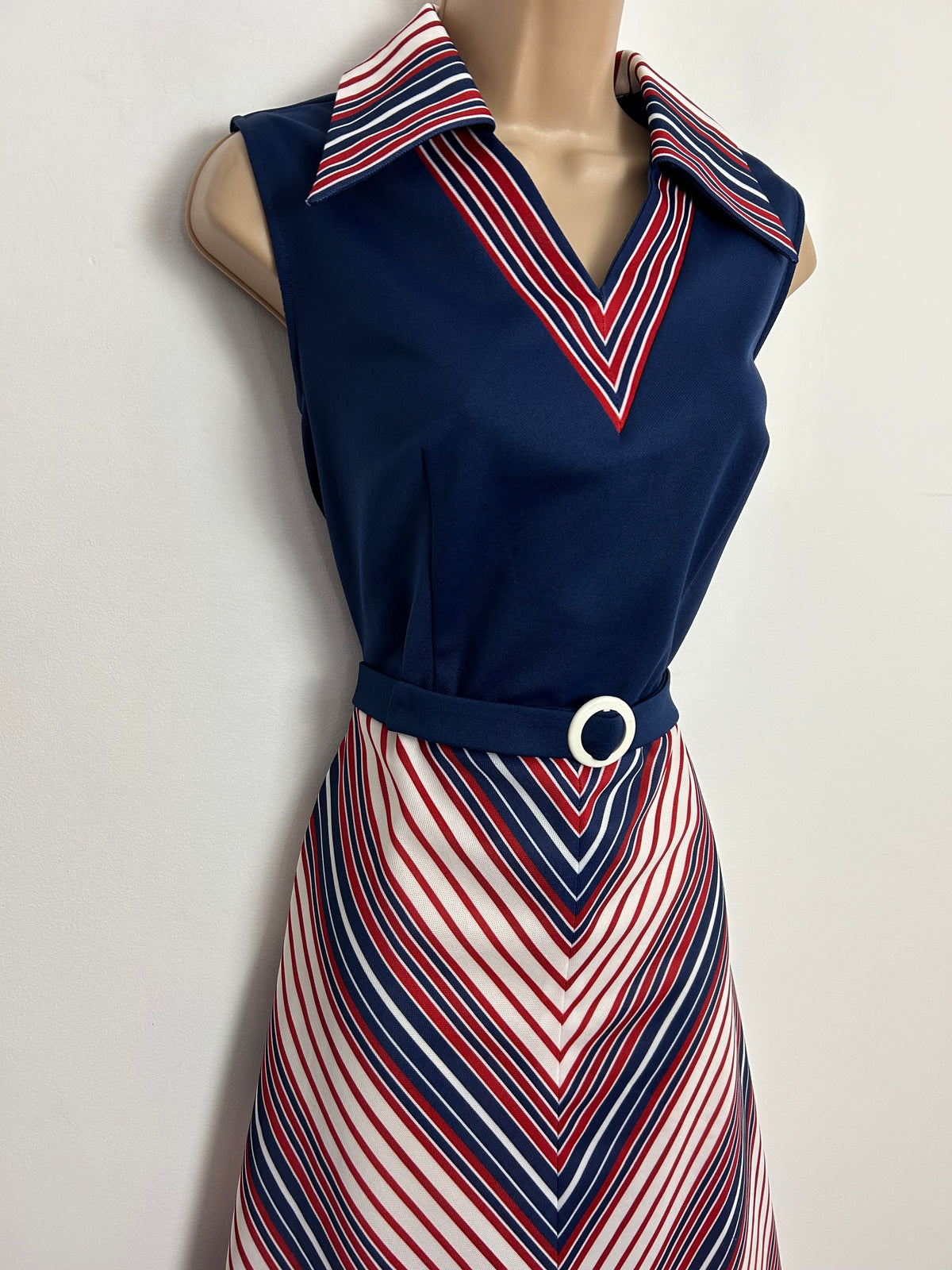 Vintage 1970s Size 12 Navy Blue Red & White Chevron Stripe Print Wide Collared Sleeveless Belted Mod Dress
