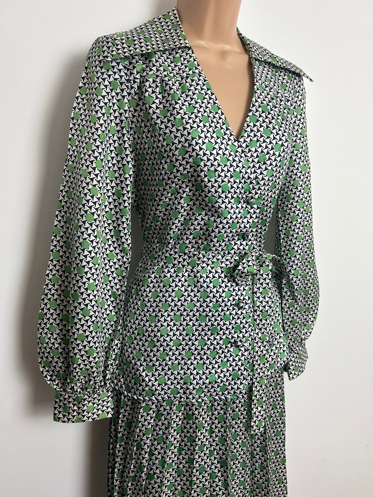 Vintage 1970s COUNTRY CASUALS Size 6 White Black & Green Abstract & Spot Print Pleated Maxi Skirt & Top