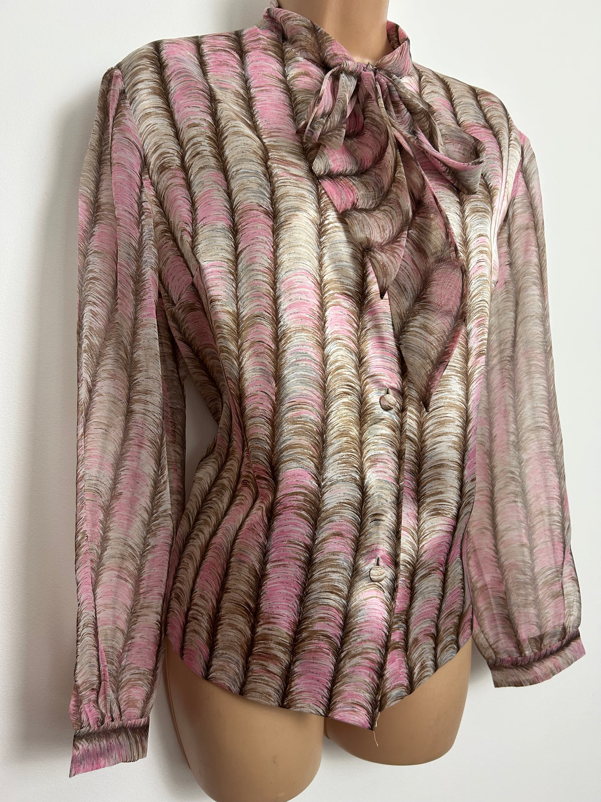 Vintage Early 1980s Size 14-16 Pink Brown & Off White Scallop Print Pussy Bow Long Sleeve Blouse