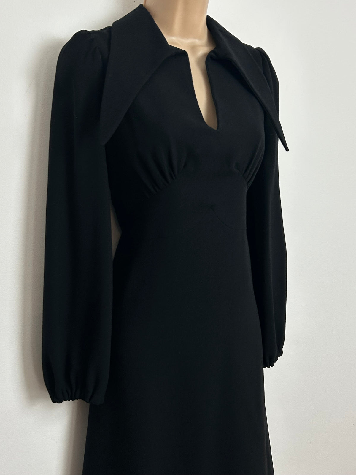 Vintage Late 1960s BANFF Size 8-10 Black Dagger Collar Long Sleeve Mod Dress
