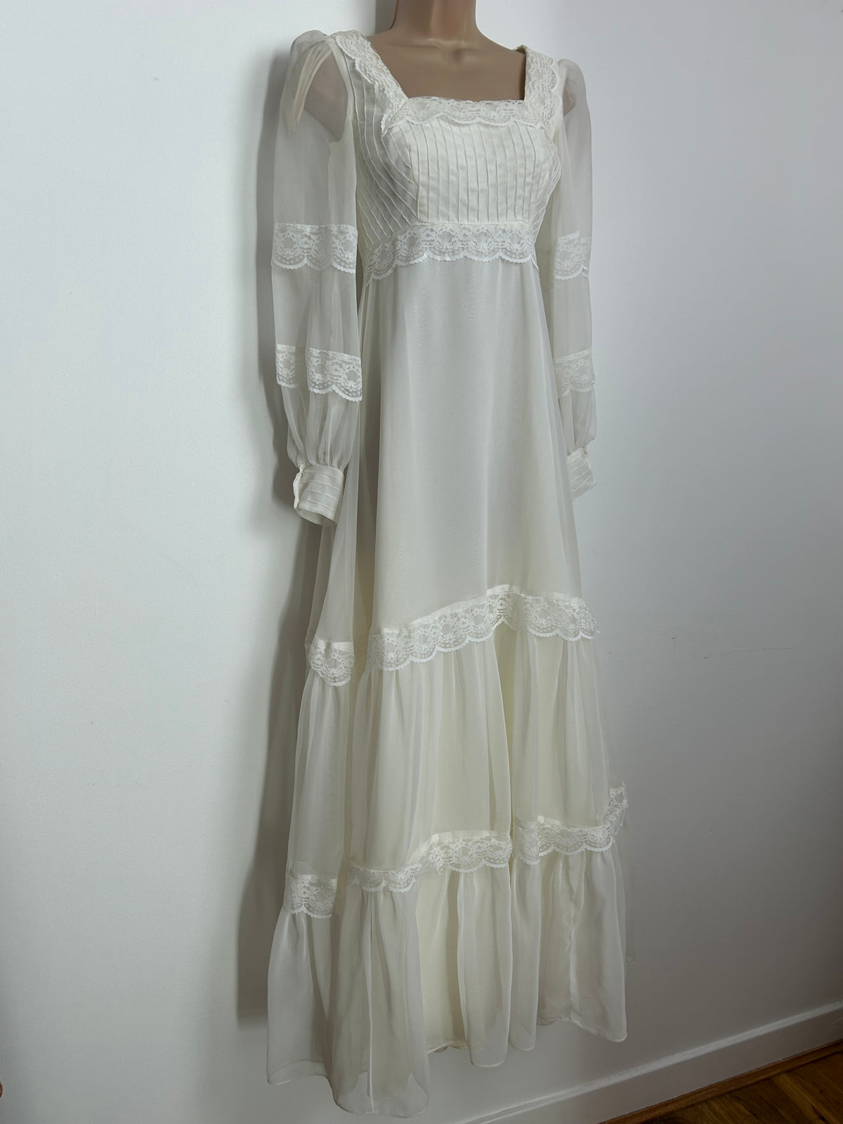 Vintage 1970s Size 6 ELLIS COUTURE BRIDAL Size 6 White Lace & Pintuck Pleated Prairie Boho Maxi Dress