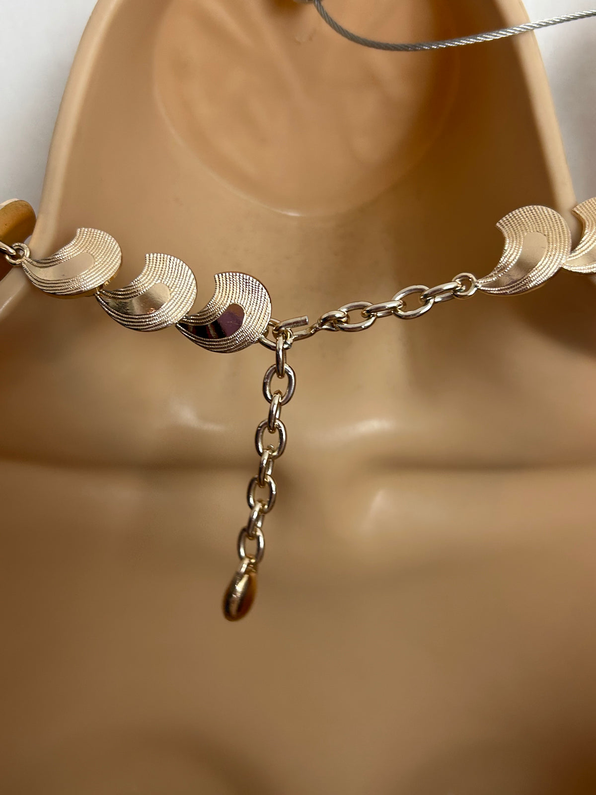 Vintage 1970s Beautiful Gold Tone Articulated Wave Shaped Necklace