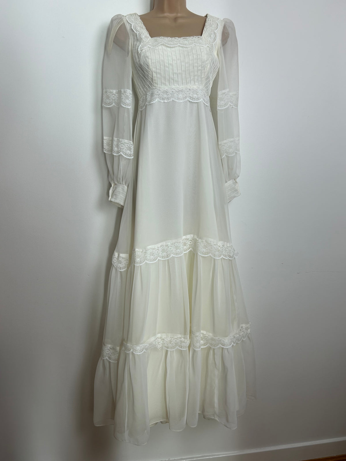 Vintage 1970s Size 6 ELLIS COUTURE BRIDAL Size 6 White Lace & Pintuck Pleated Prairie Boho Maxi Dress