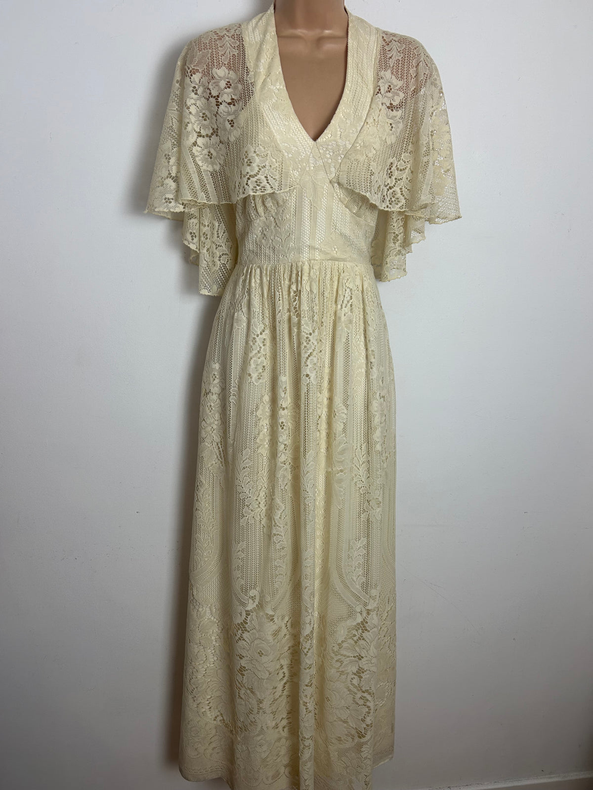 Vintage 1970s Size 8 Cream Cotton Lace Cape Sleeve Boho Summer Maxi Dress