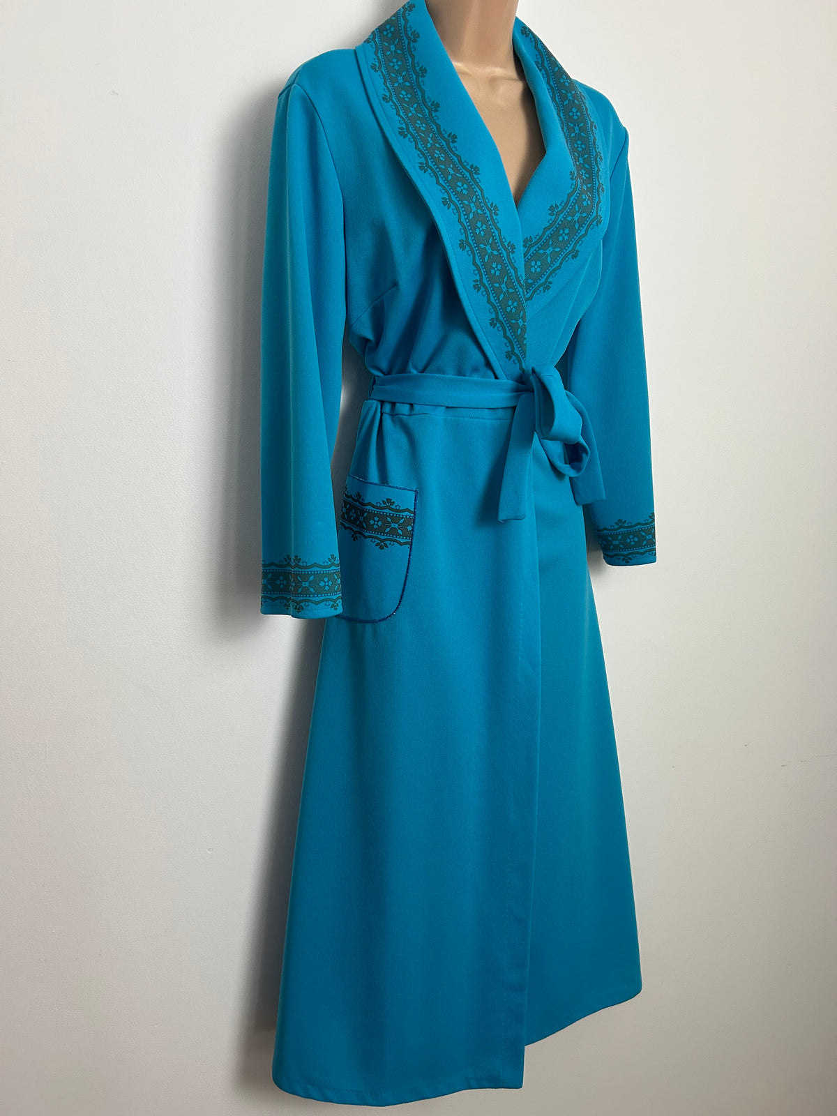 Vintage 1970s Size 8-10 Peacock Blue Contrast Pattern Full Wrap Belted Housecoat Dressing Gown