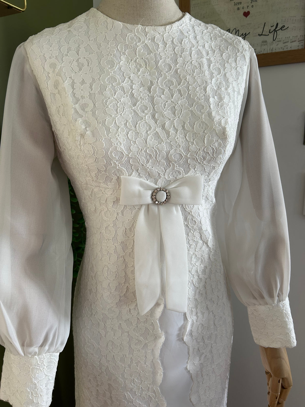Vintage 1960s Size 10 White Lace & Satin Bow Detail Long Sleeve Wedding Dress