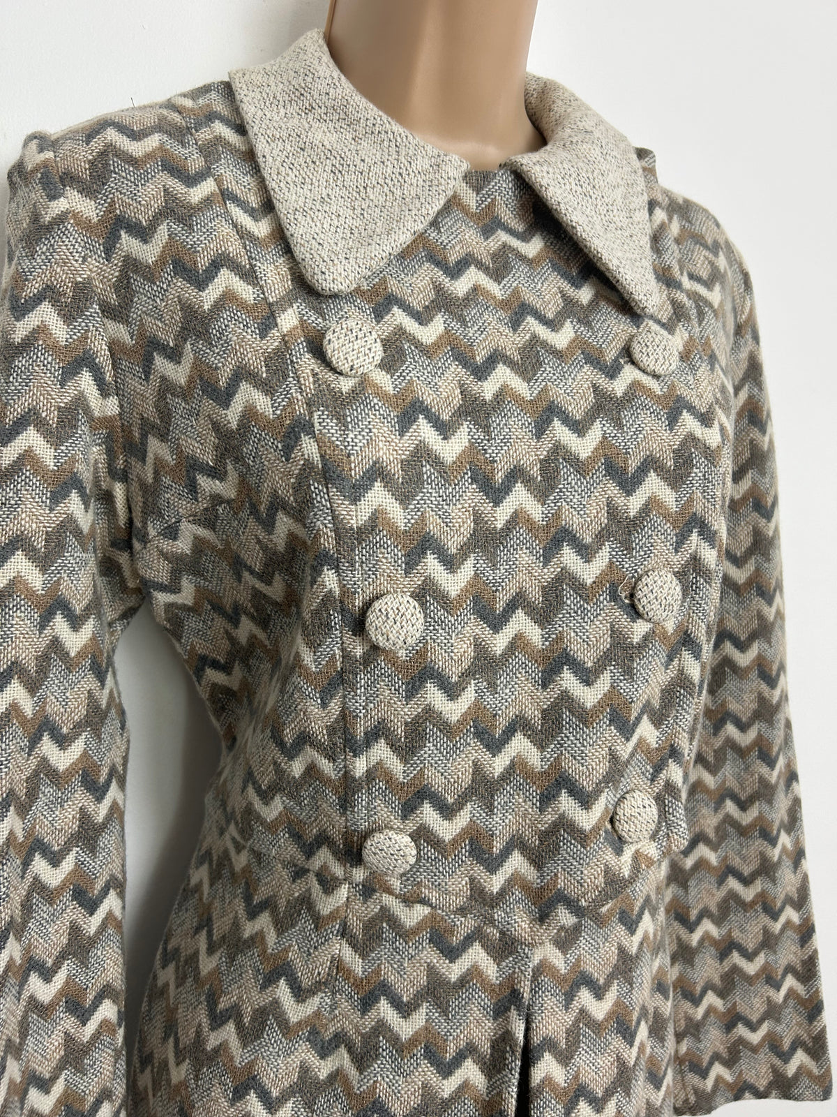Vintage 1960s Size 12 Beige Cream & Grey Wool Zig Zag Stripe Long Sleeve Dress Jacket